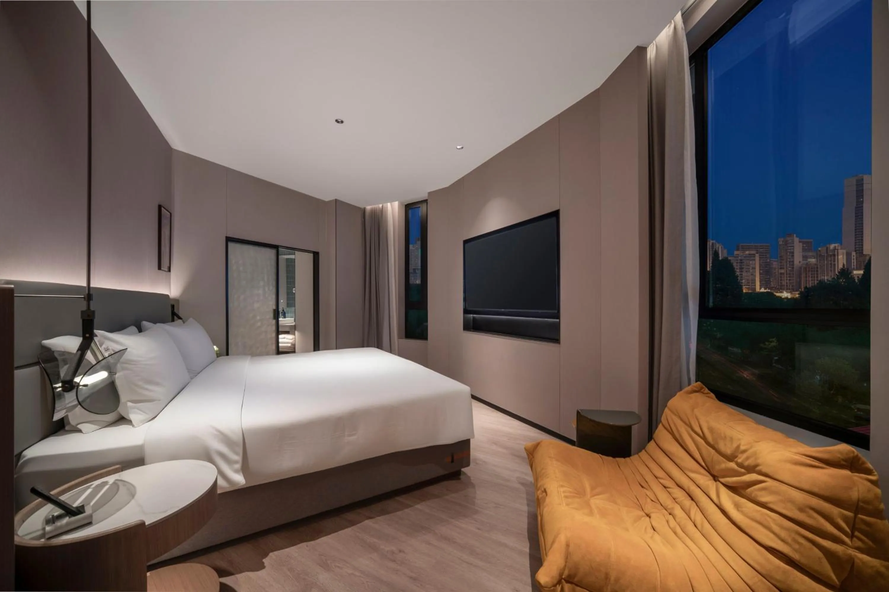 Photo of the whole room, Bed in Holiday Inn Express Shanghai on The Bund by IHG