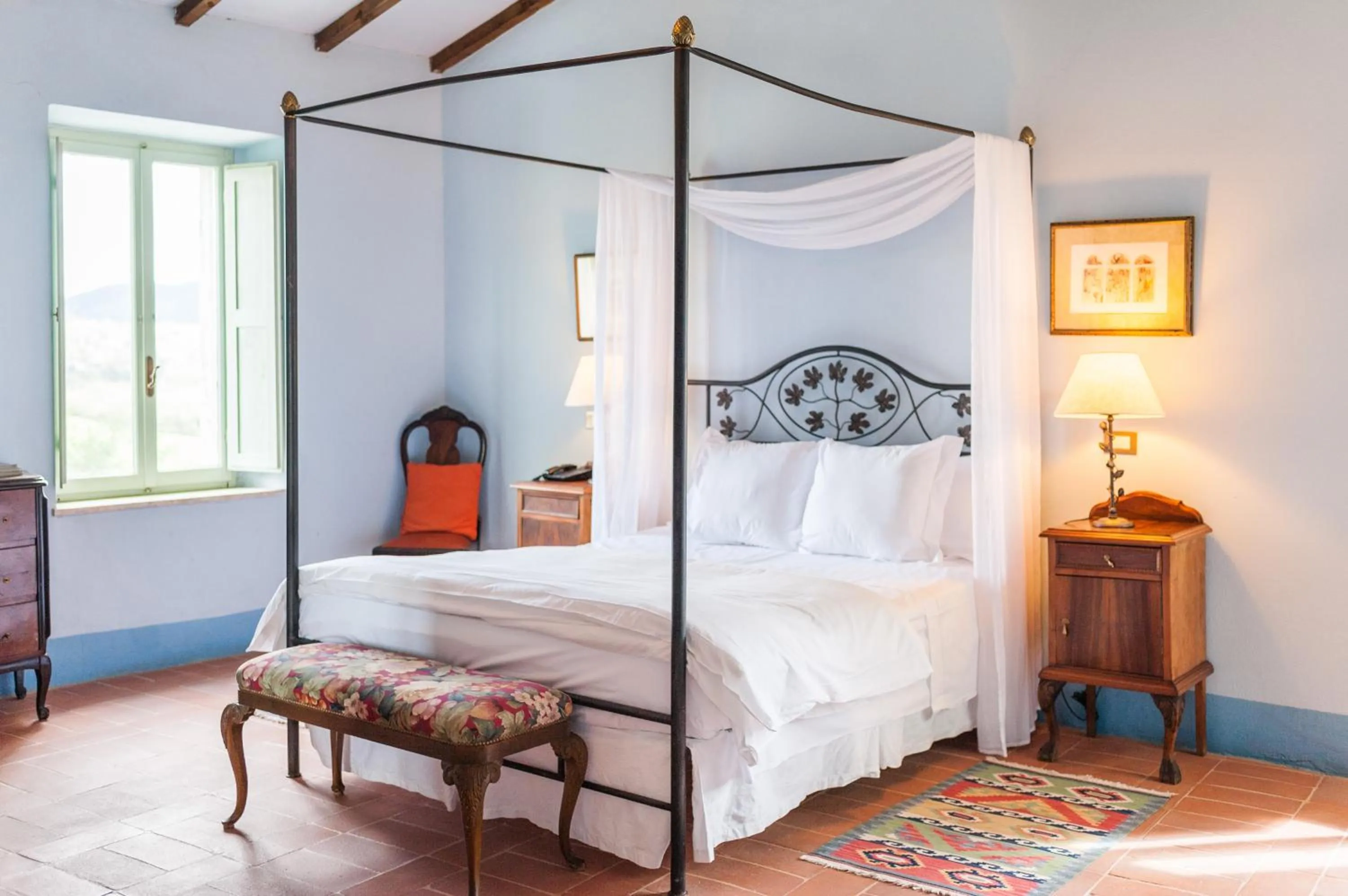 Photo of the whole room in Borgo Laticastelli