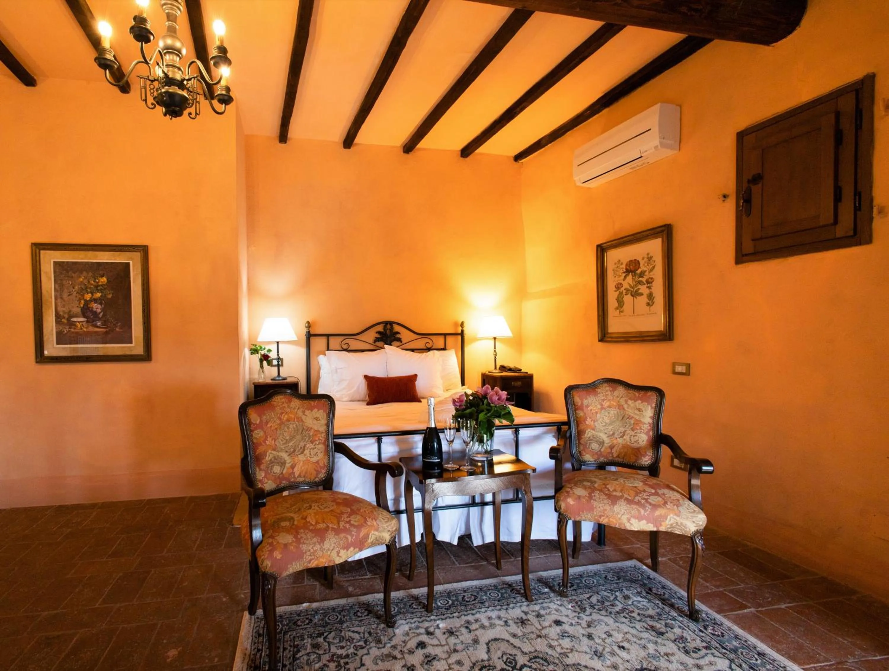 Photo of the whole room in Borgo Laticastelli