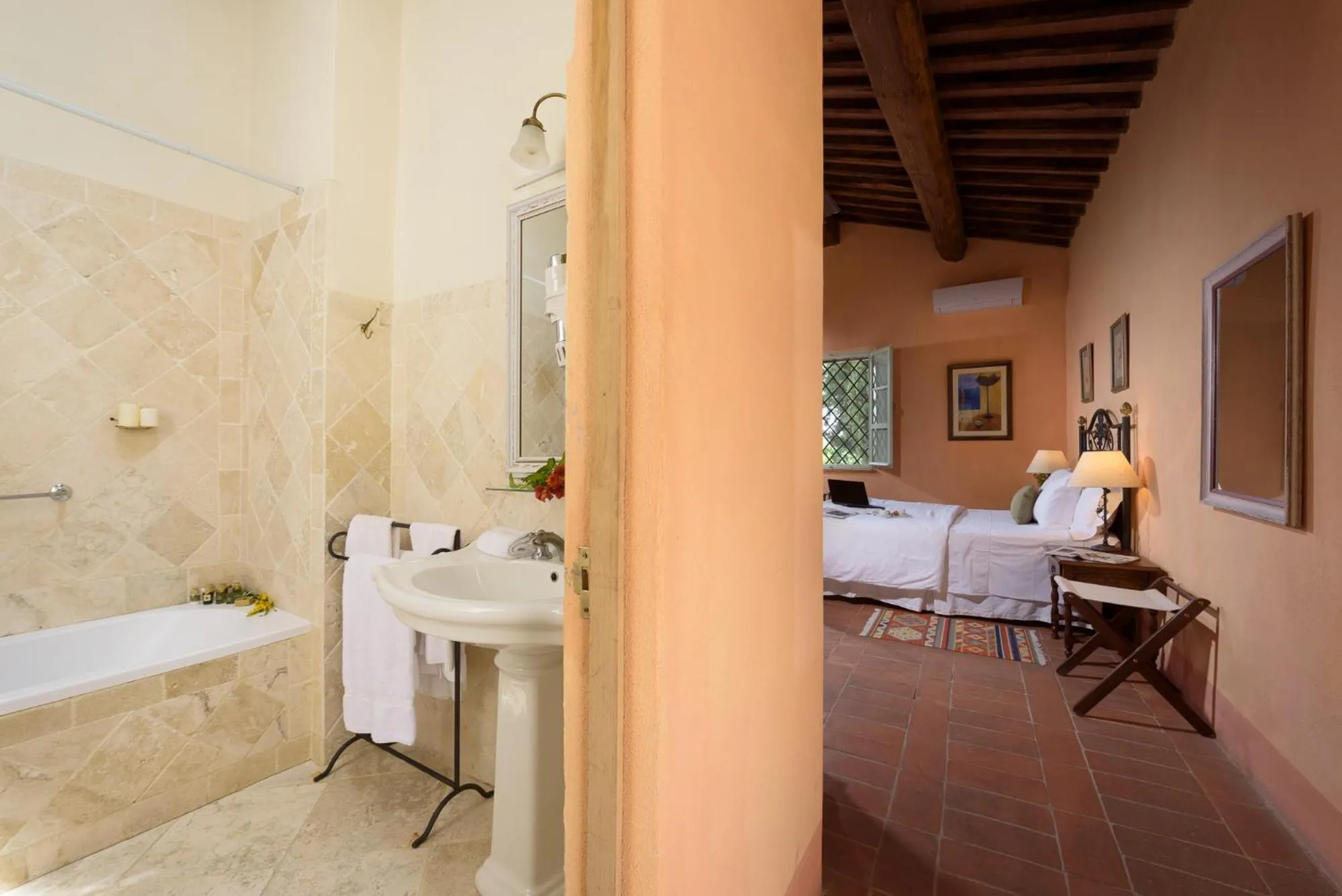 Shower in Borgo Laticastelli