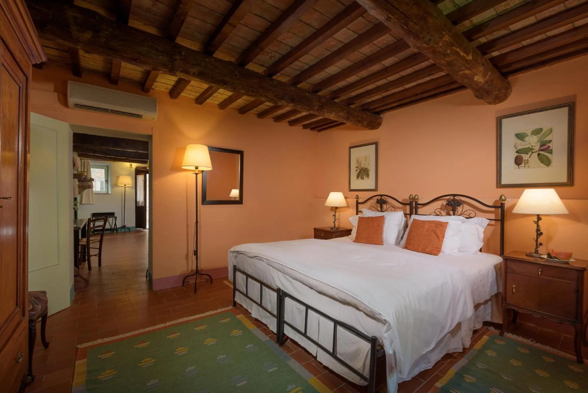 Photo of the whole room in Borgo Laticastelli