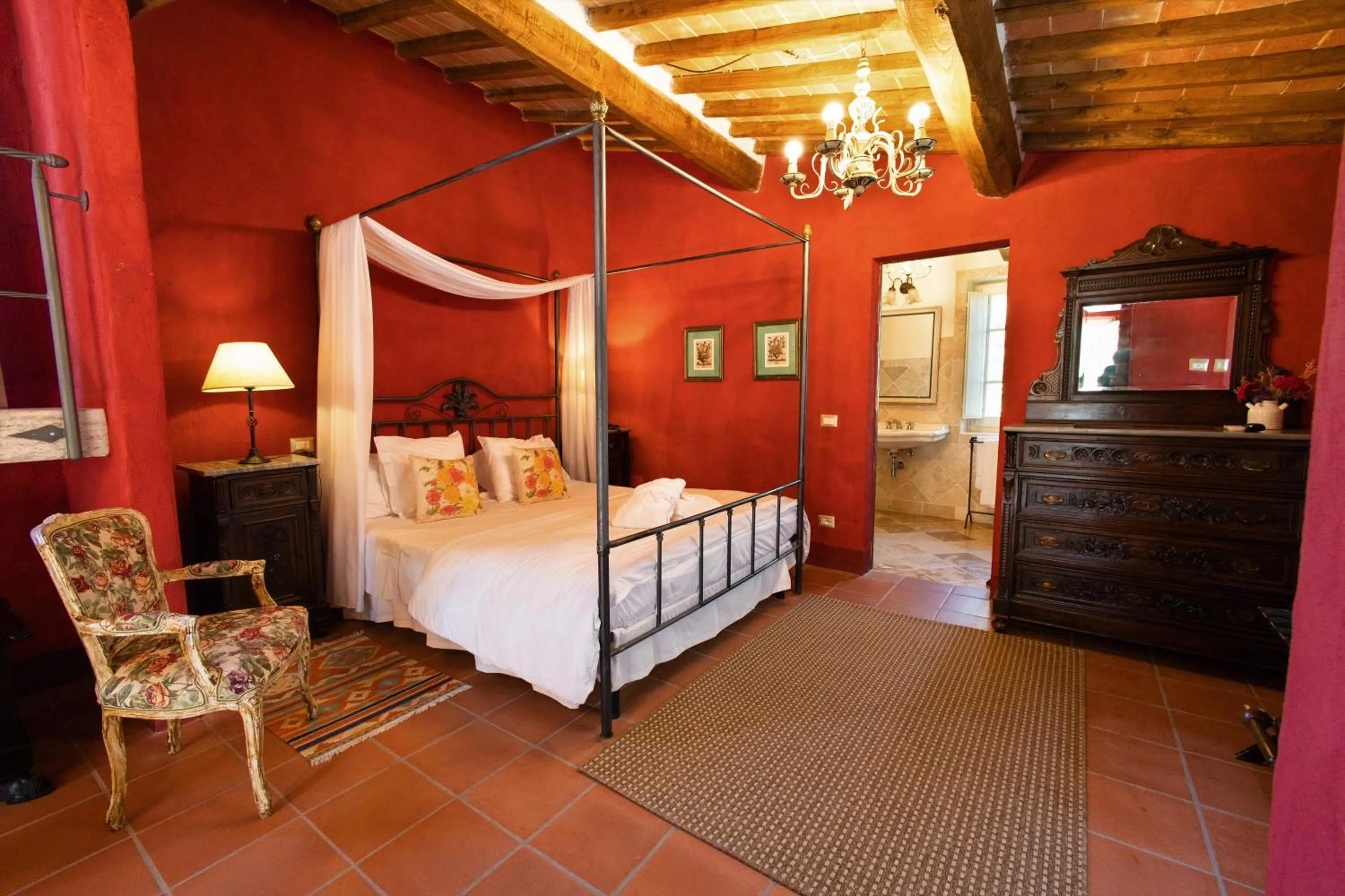 Photo of the whole room in Borgo Laticastelli