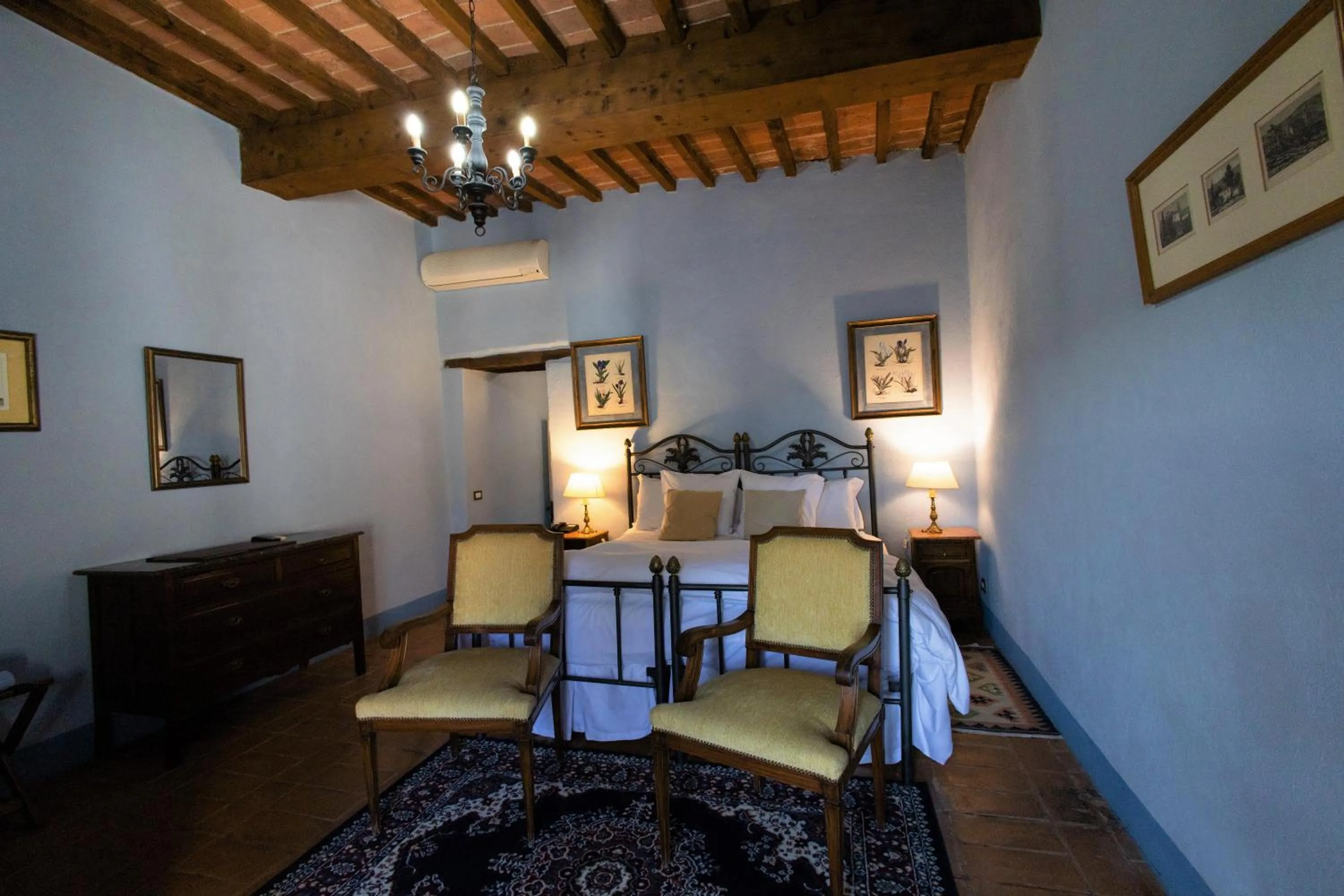 Photo of the whole room in Borgo Laticastelli