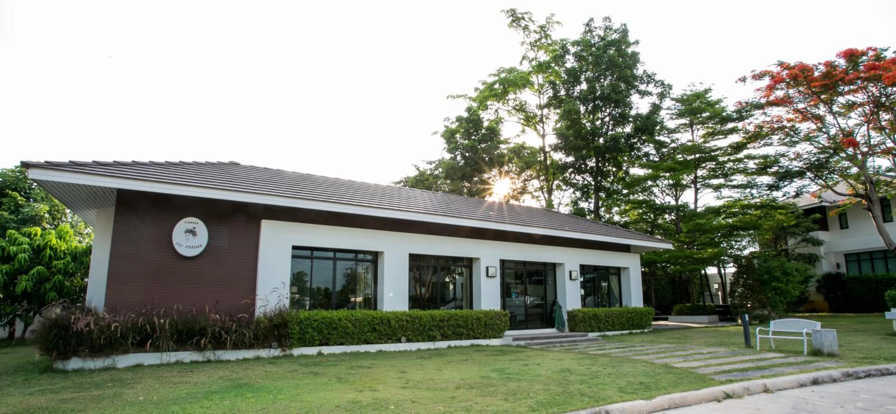 Restaurant/places to eat in The Desiign Hotel - SHA