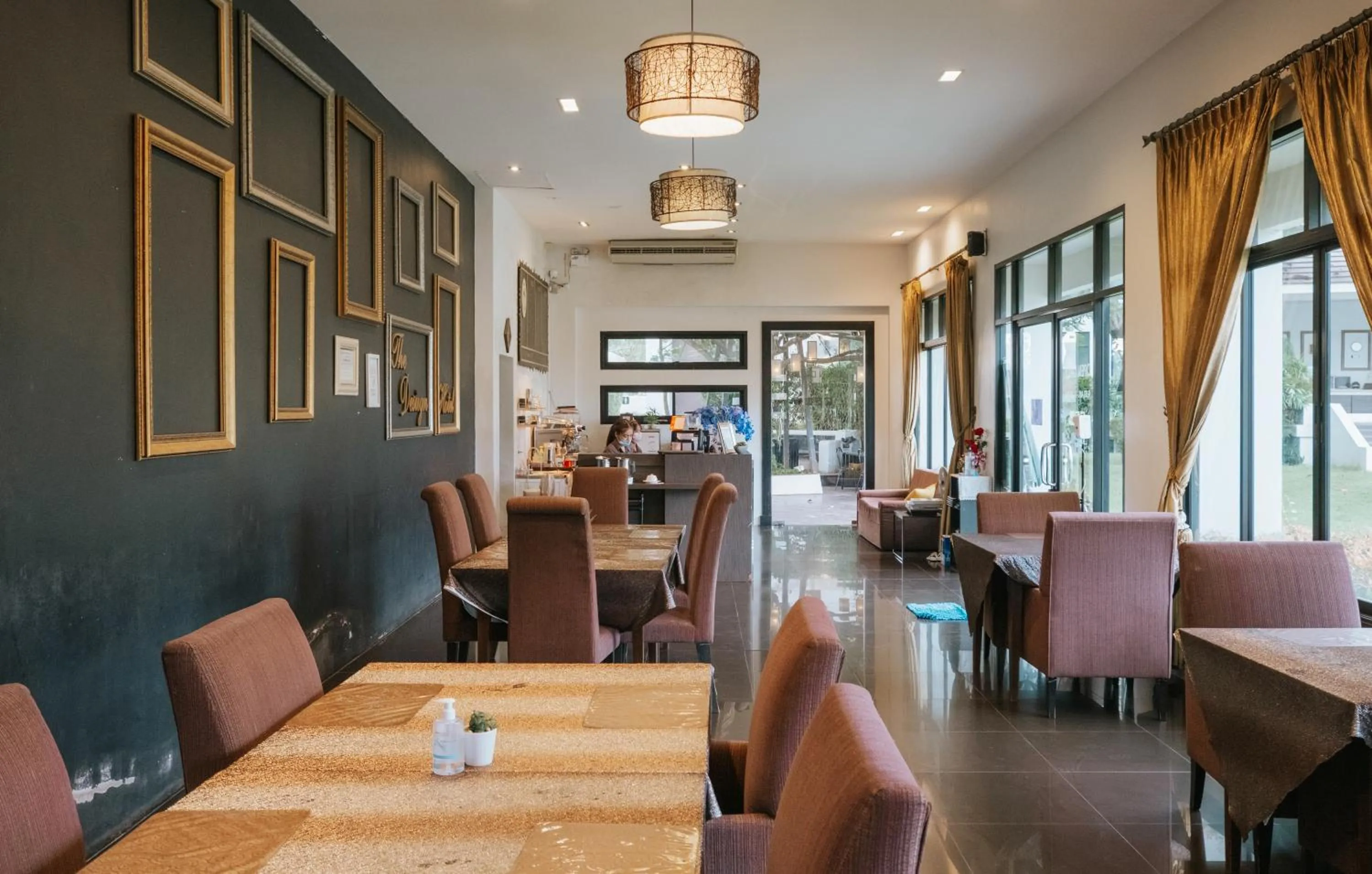 Restaurant/places to eat in The Desiign Hotel - SHA