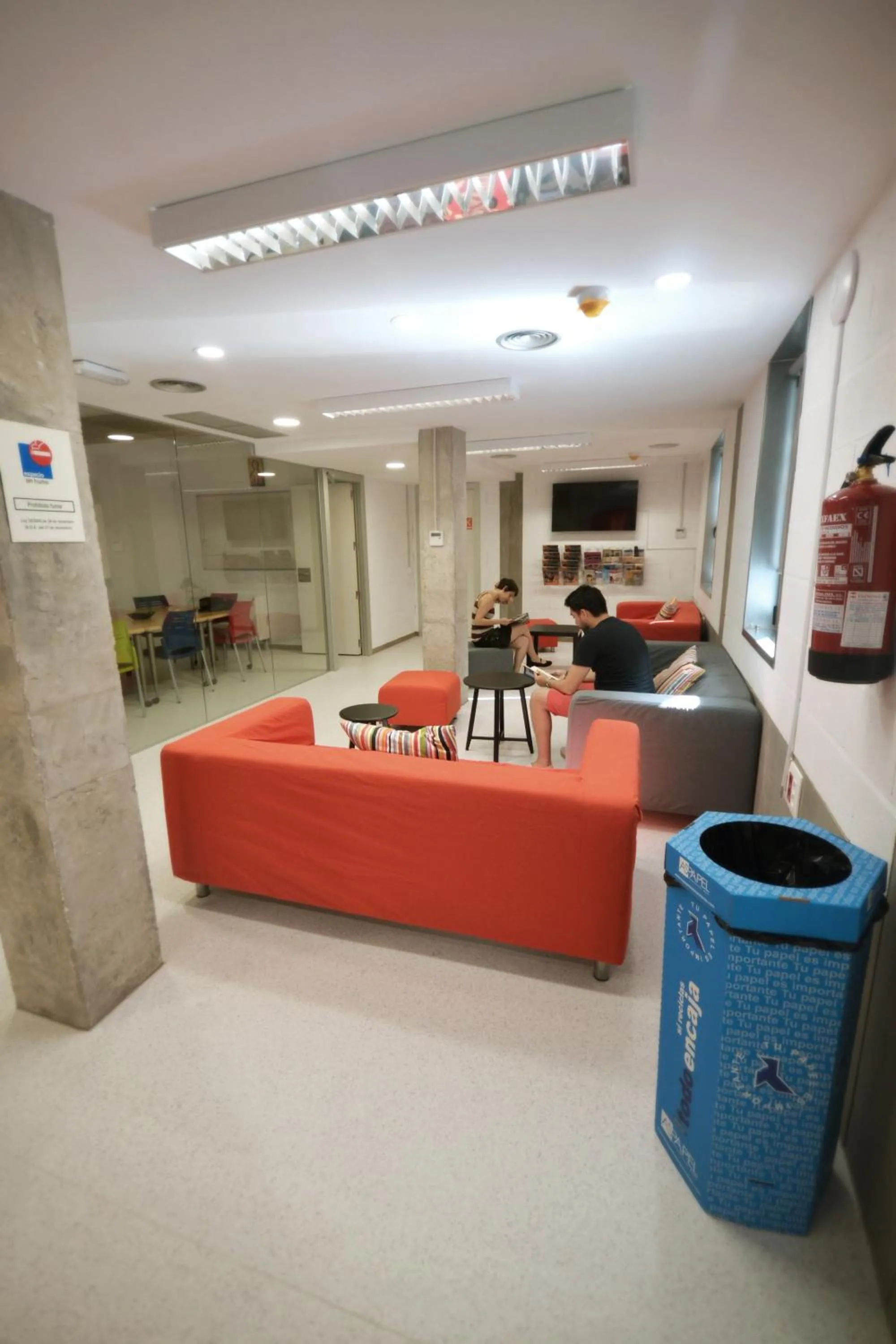 Communal lounge/ TV room in Scout Madrid Hostel