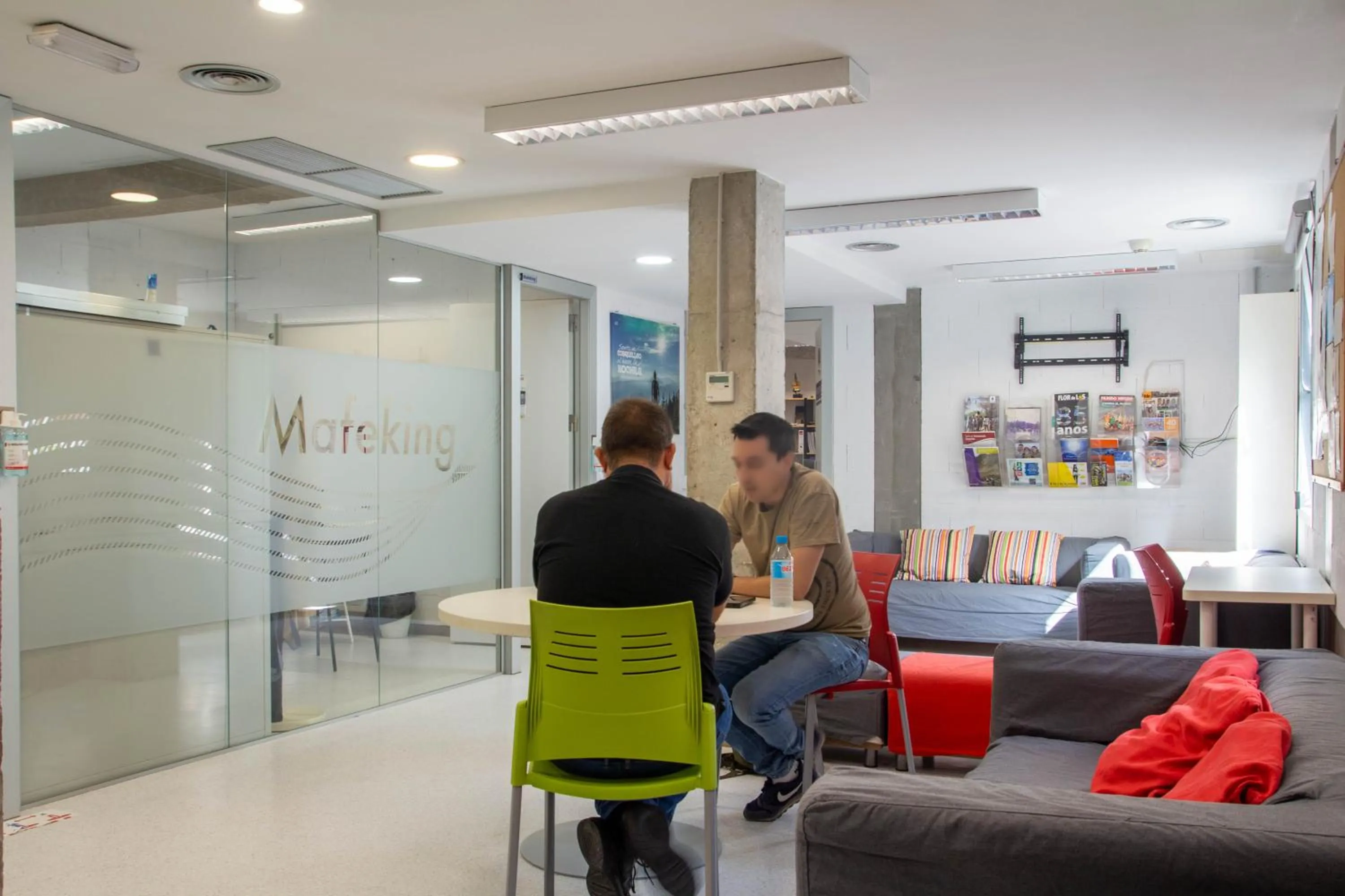 Communal lounge/ TV room in Scout Madrid Hostel
