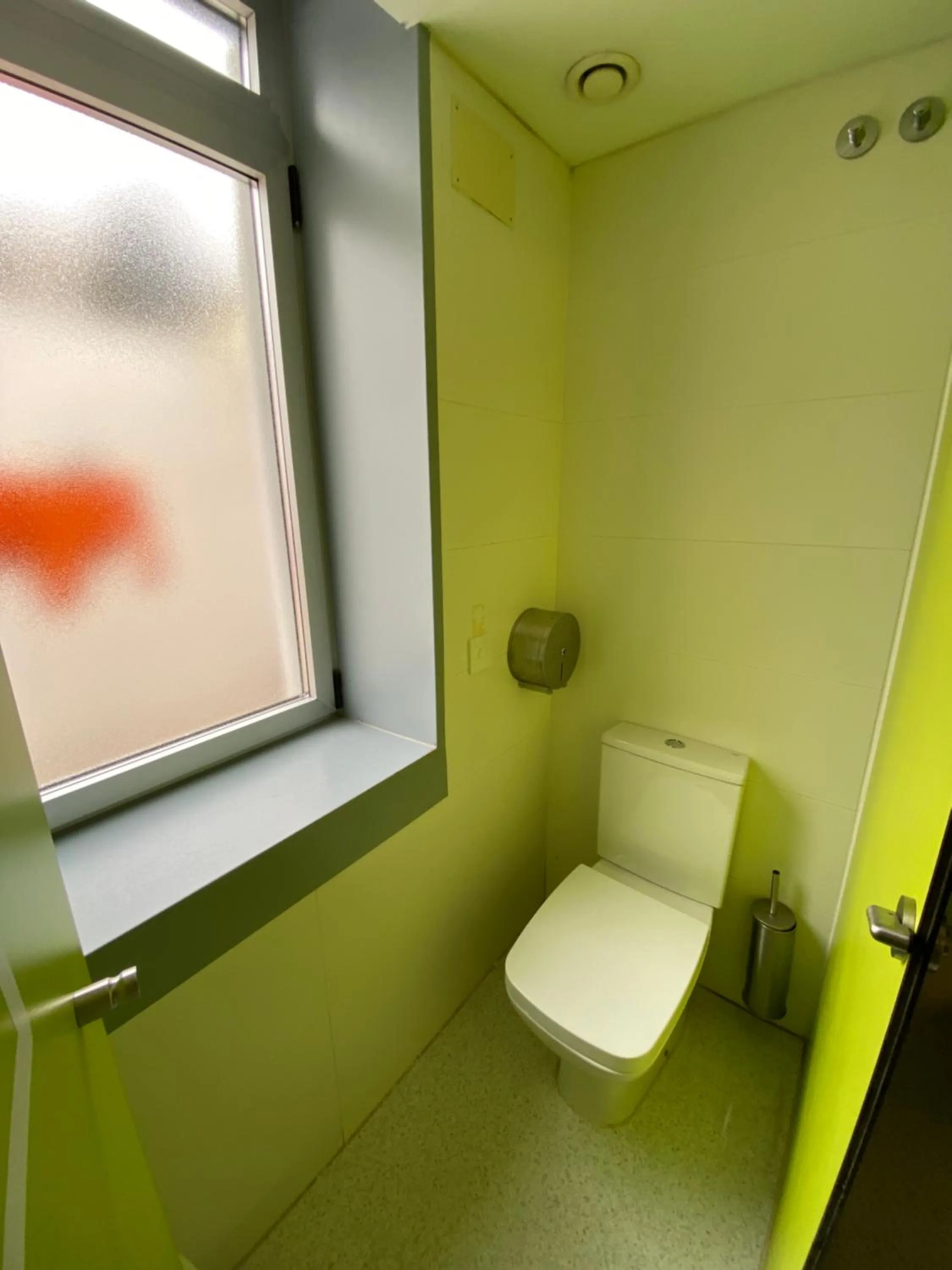 Toilet in Scout Madrid Hostel