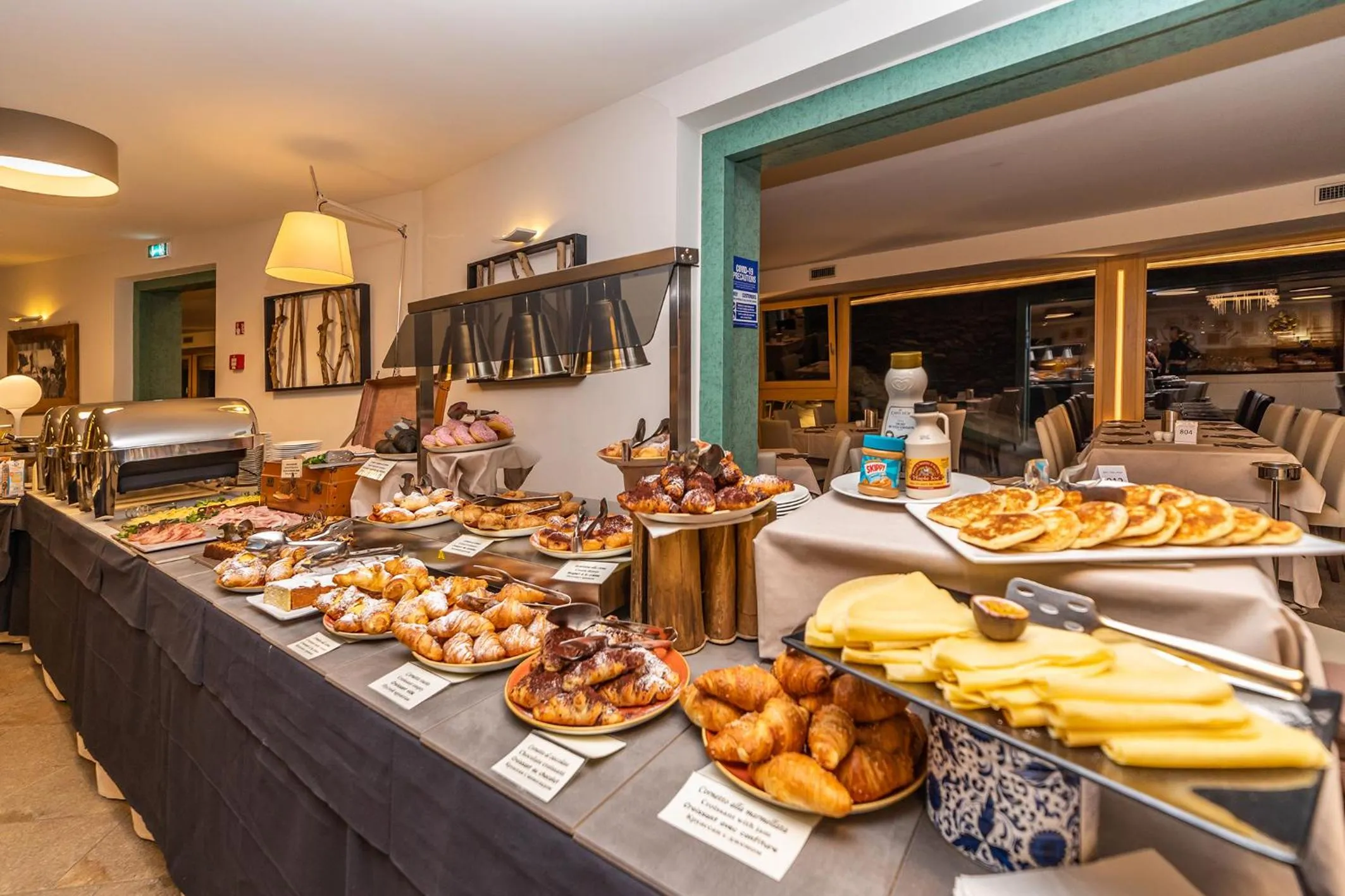 Restaurant/places to eat in White Angel Hotel