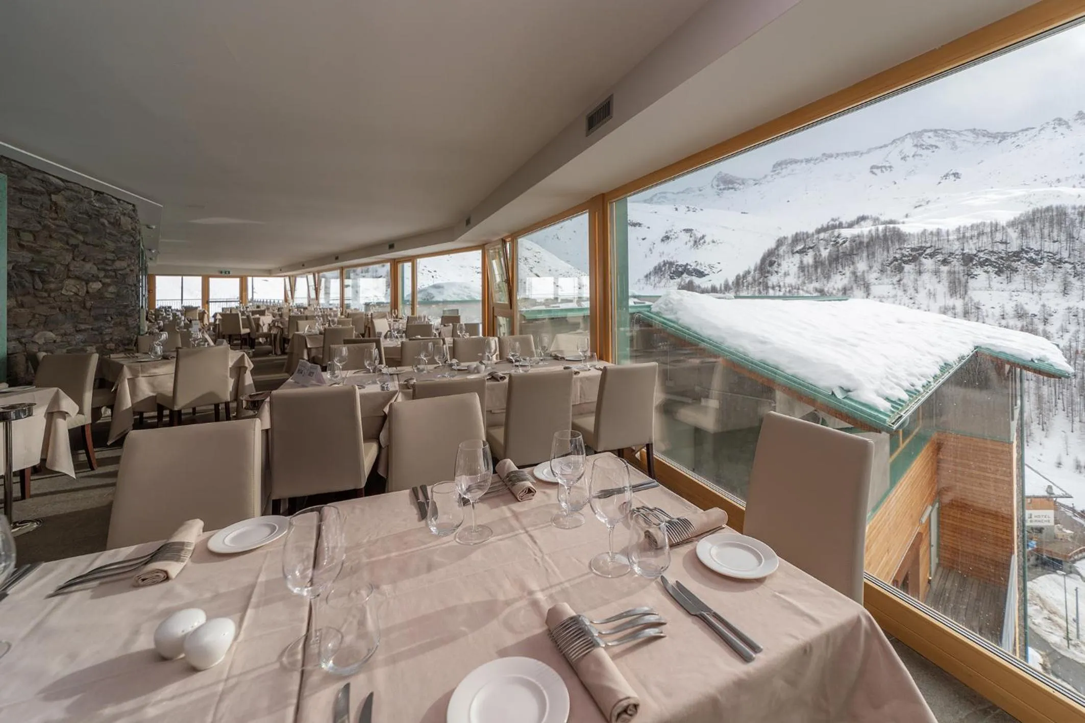 Restaurant/places to eat in White Angel Hotel