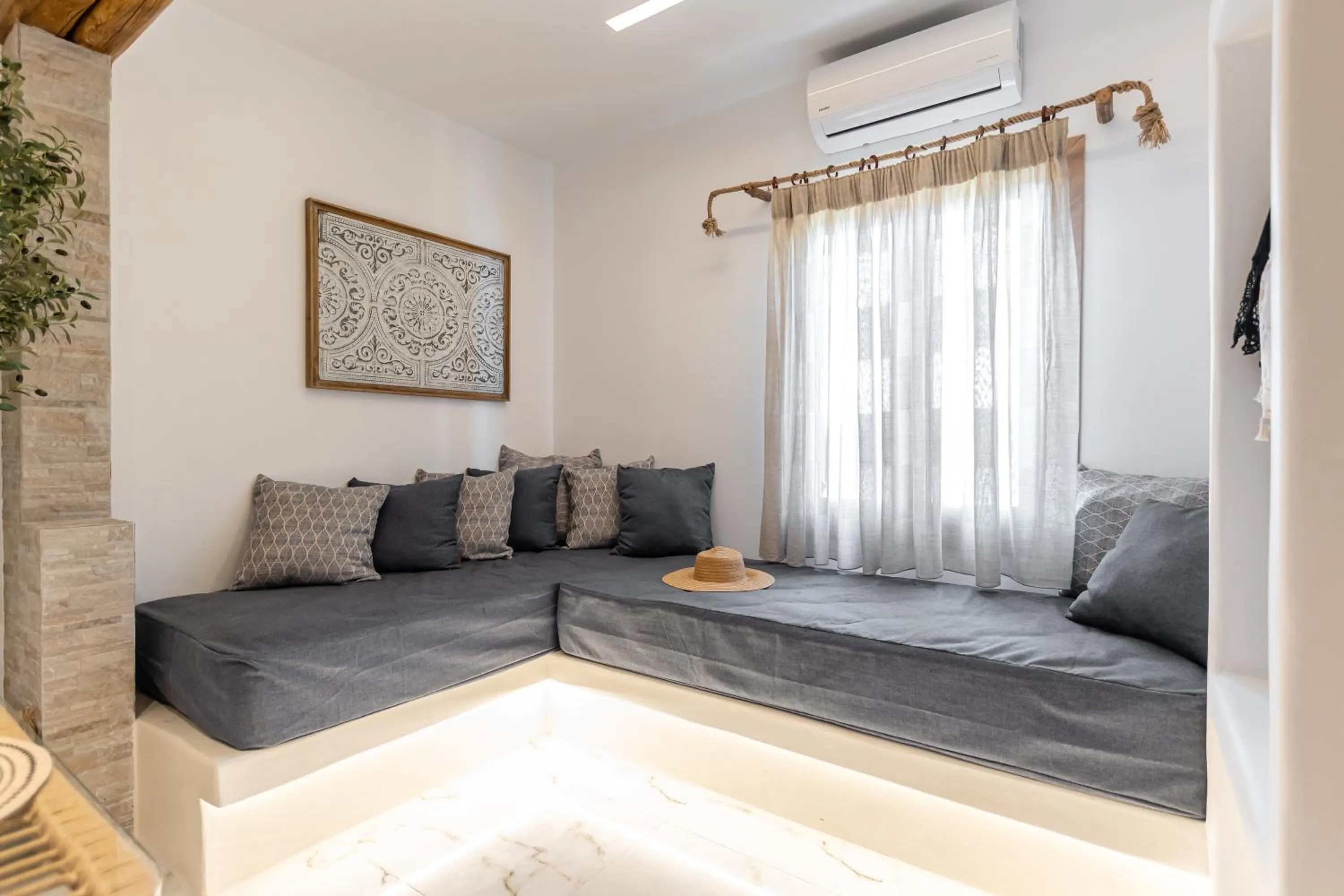 Staff, Bed in Naxian Serenity Suites