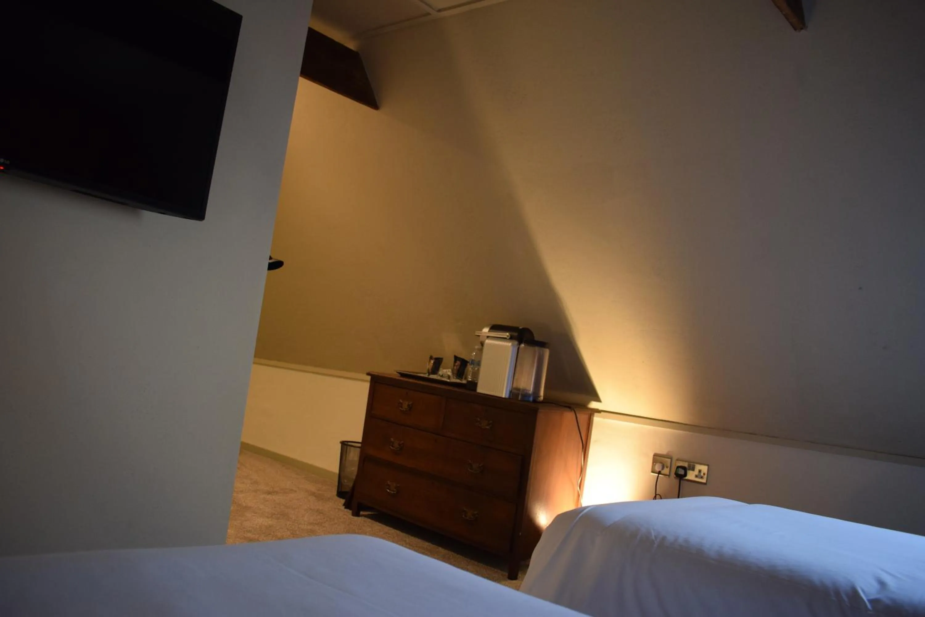 Property building, Bed in Alma Inn & Dining Rooms