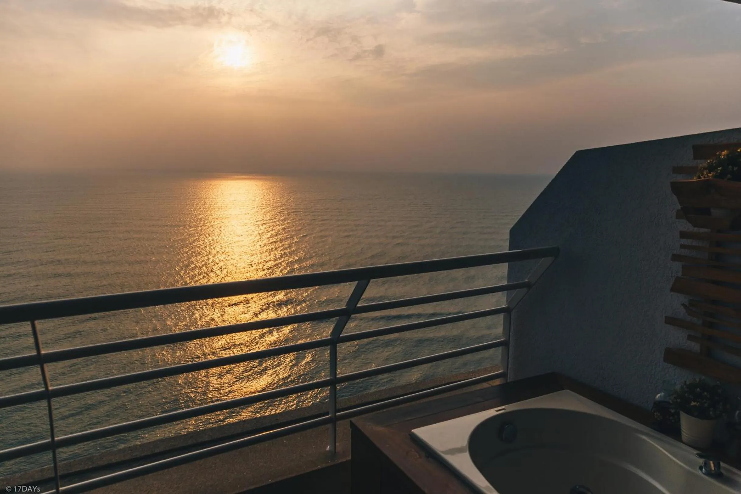 Sea view in Sandy Beach Condo 17D