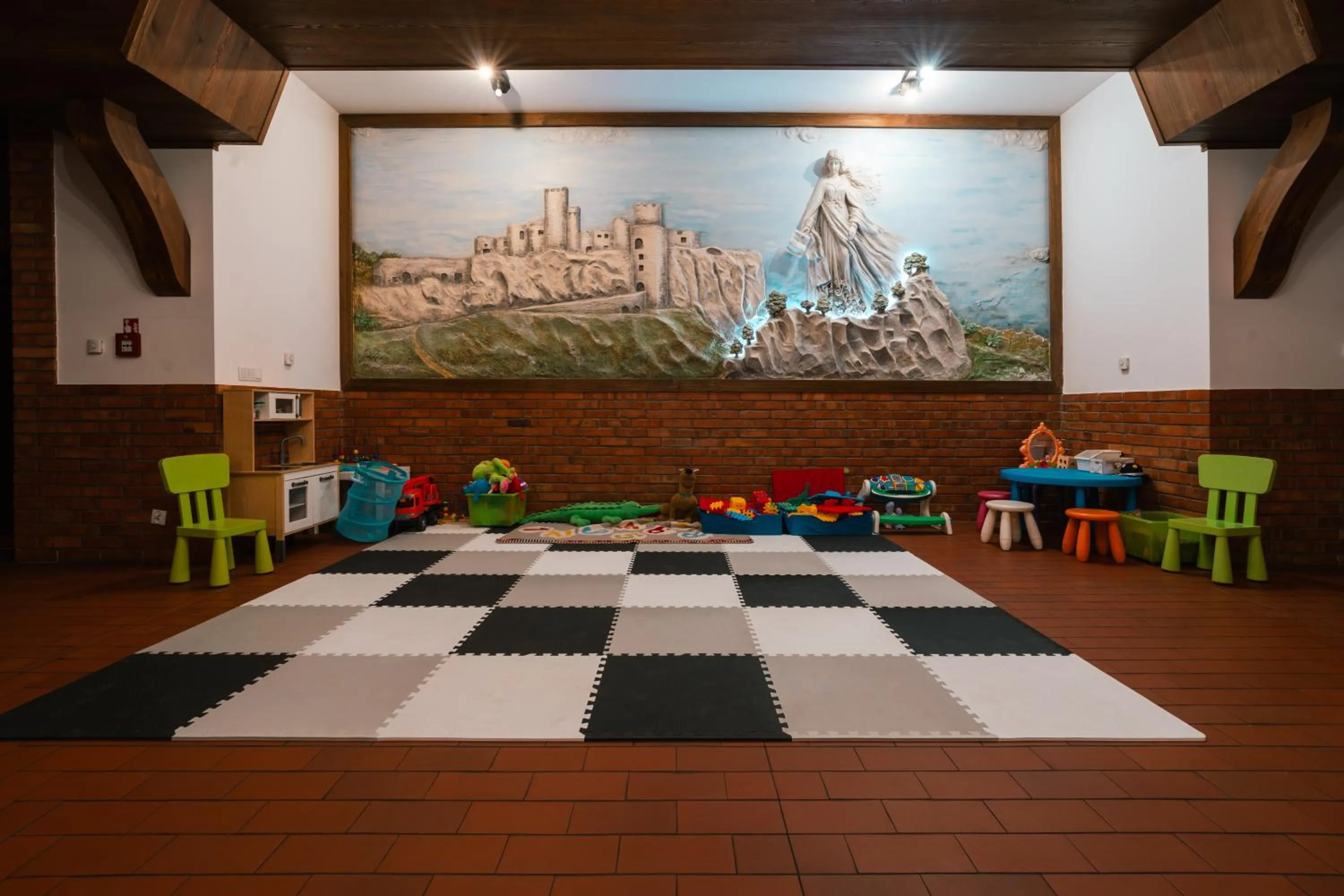 children in Hotel Pod Figurą