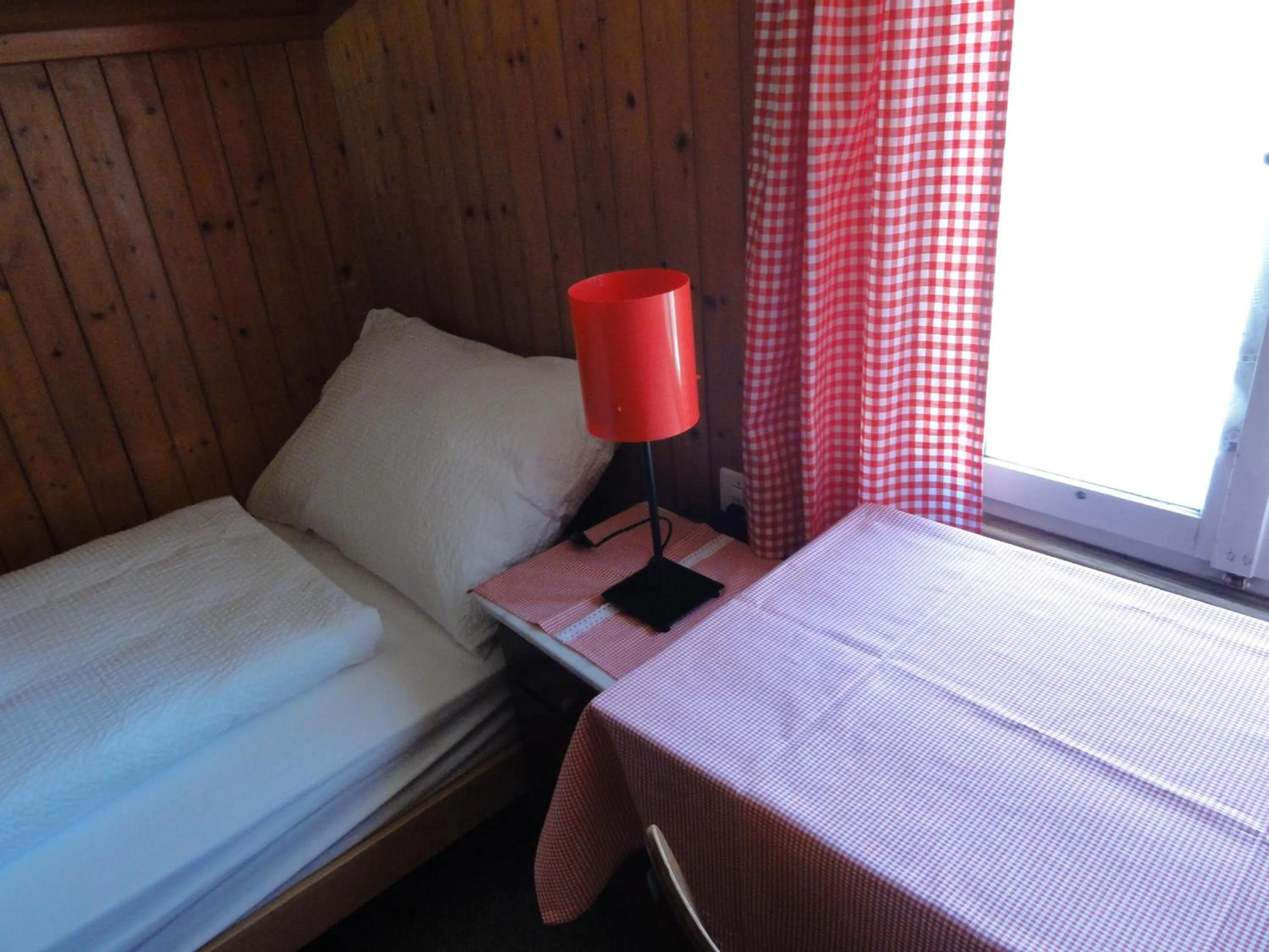 Photo of the whole room, Bed in Park