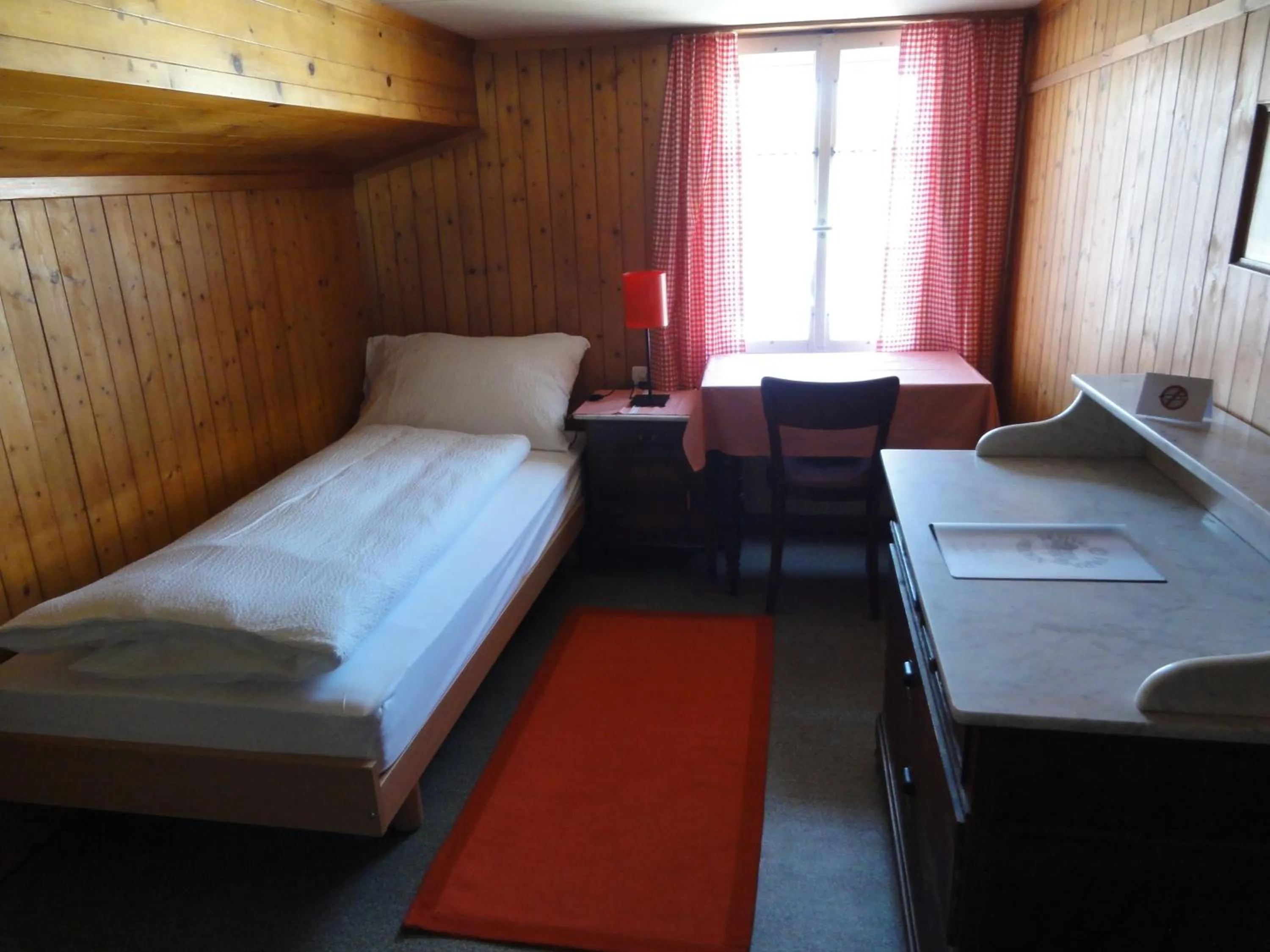 Photo of the whole room, Bed in Park