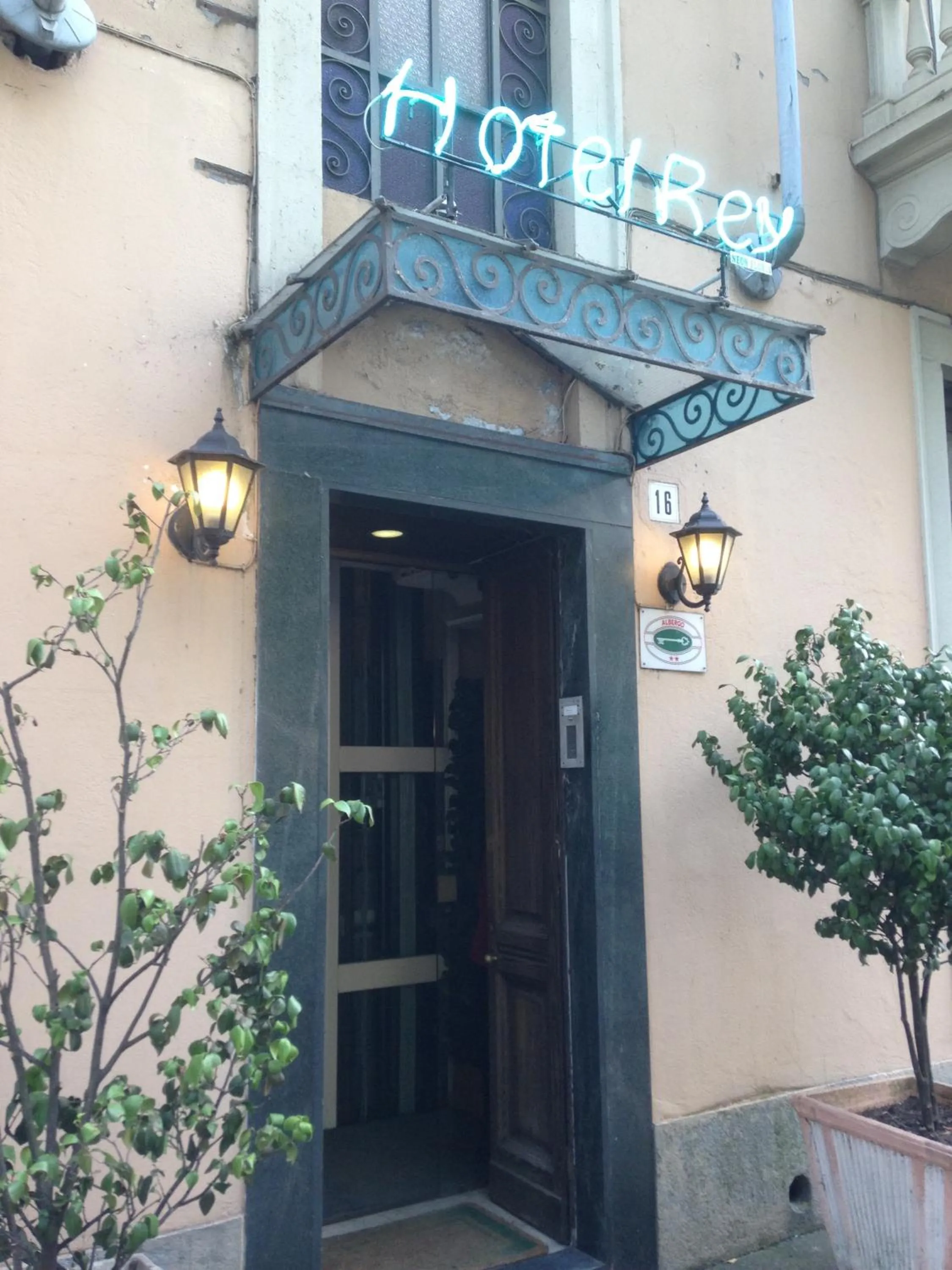 Facade/entrance in Hotel Rey