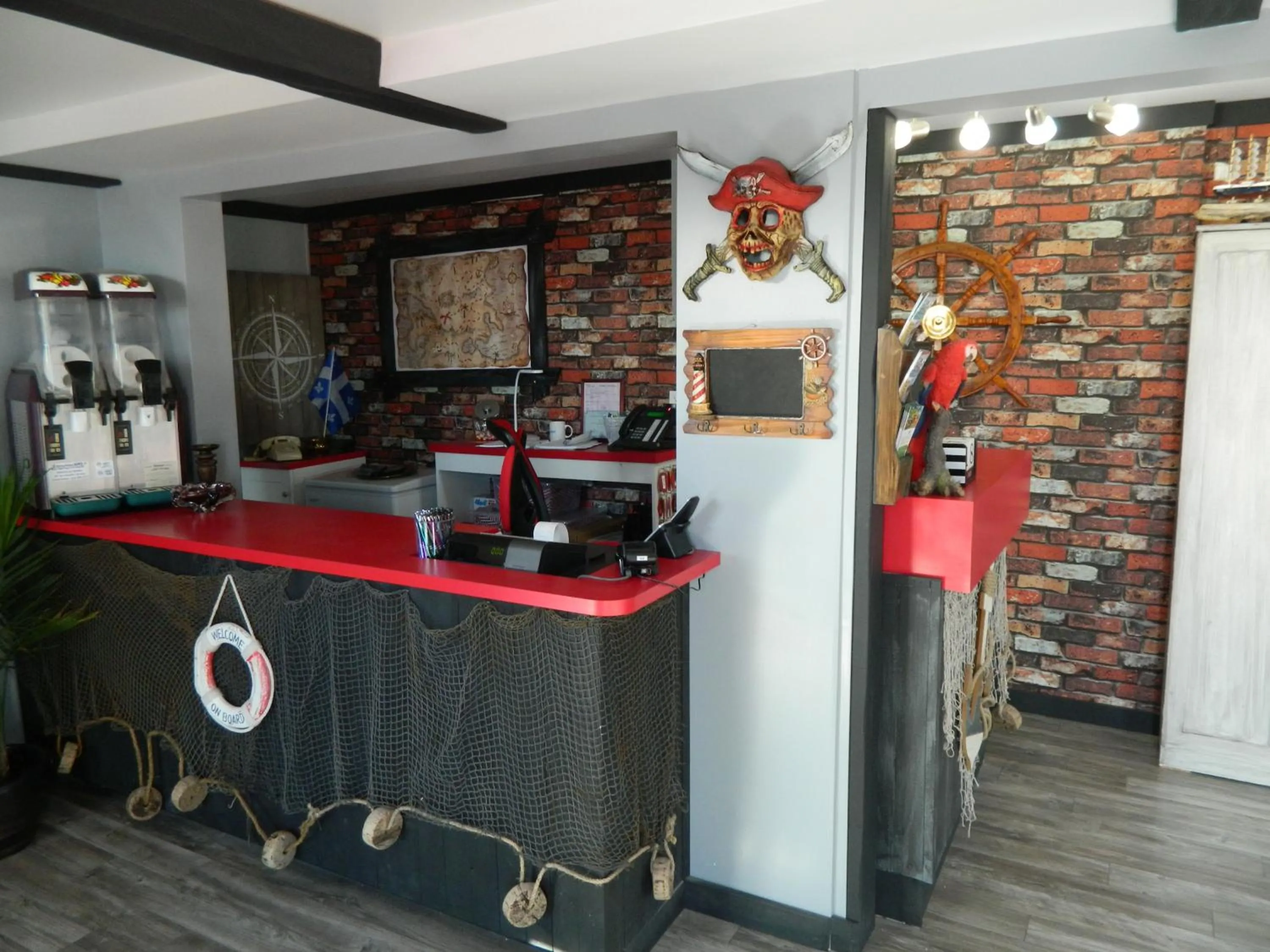 Lobby or reception in Le Pirate Motel et Camping
