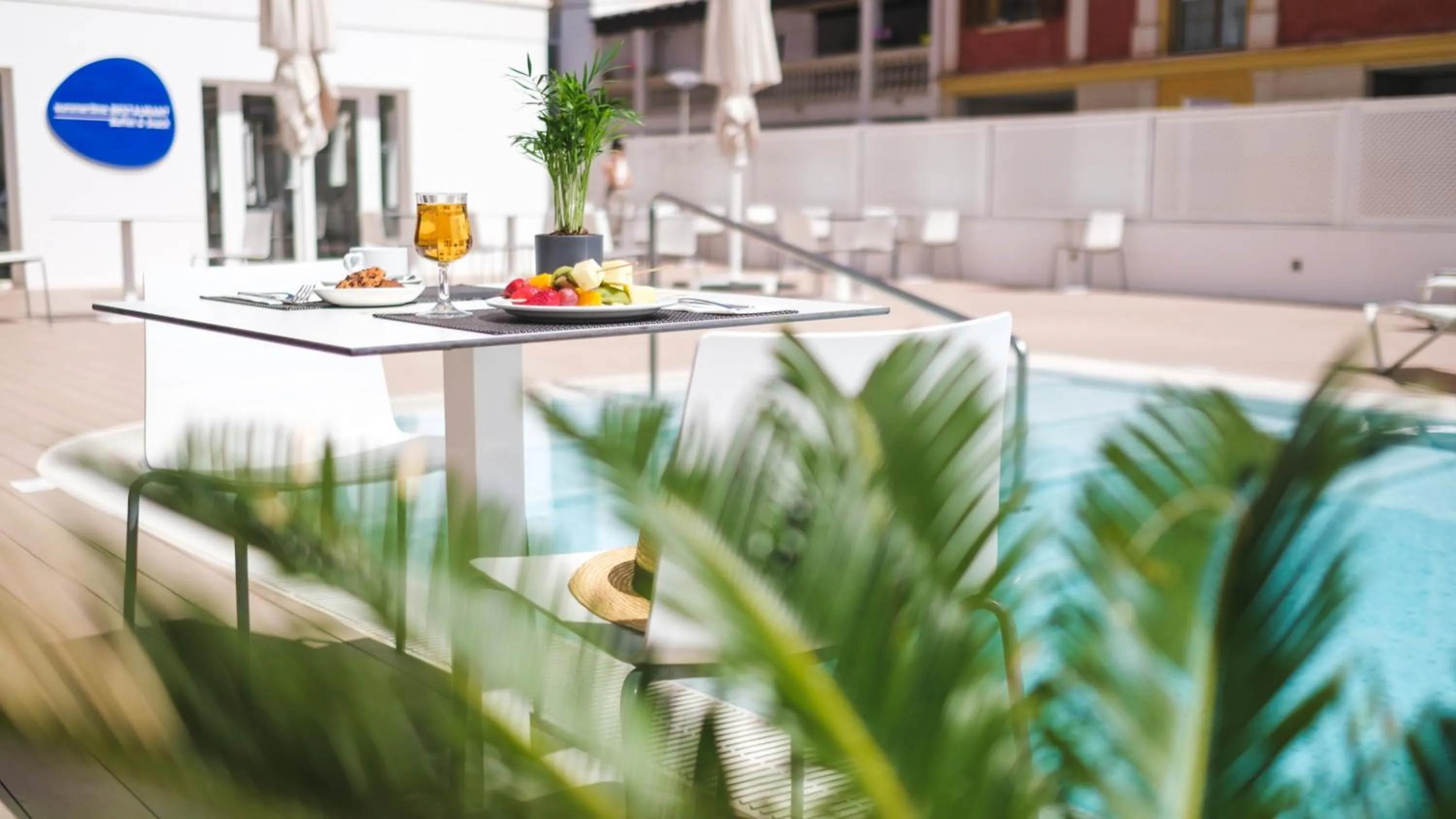 Restaurant/places to eat in Welikehotel Triton Beach