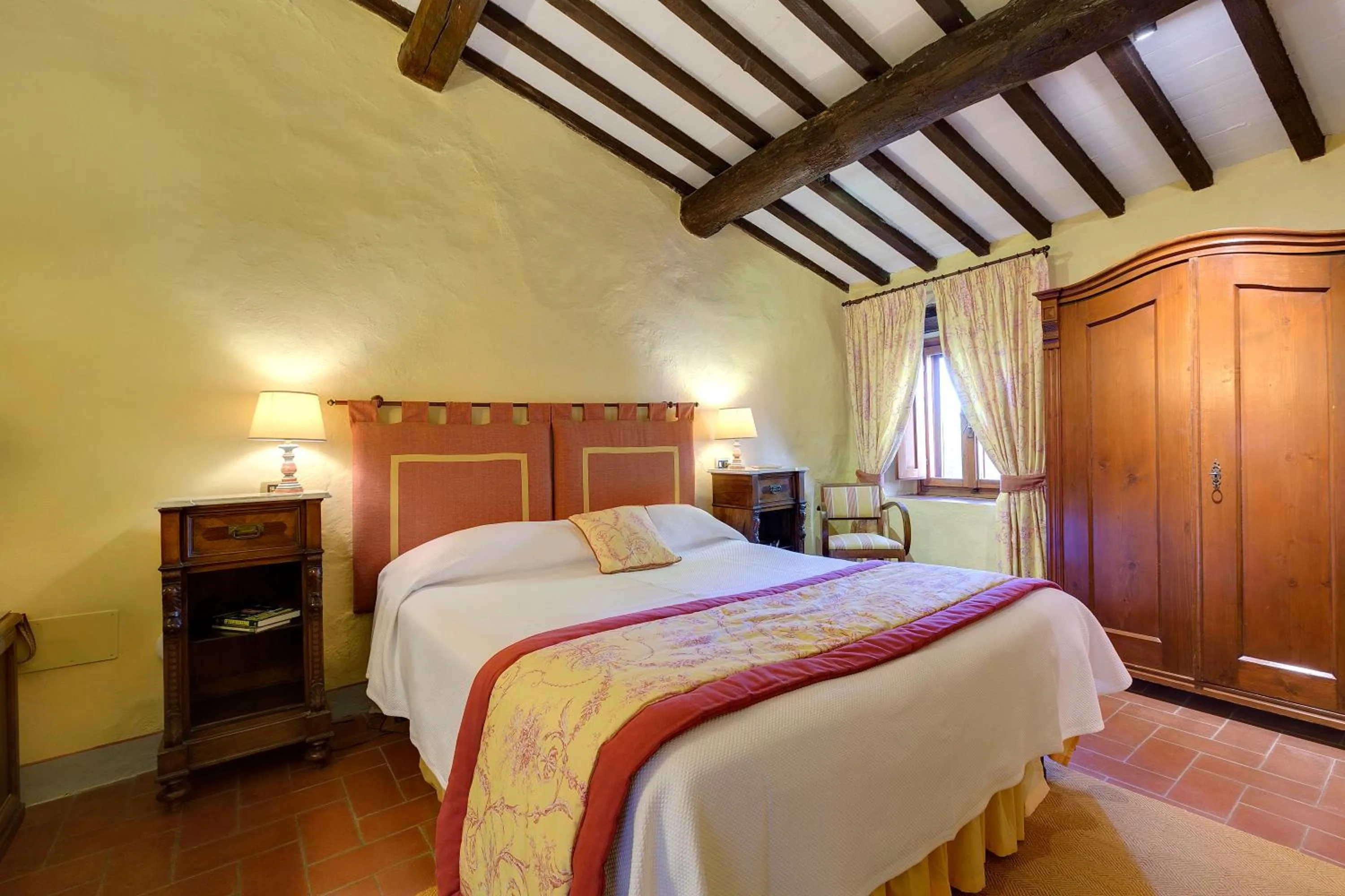 Photo of the whole room, Bed in Villa Le Barone