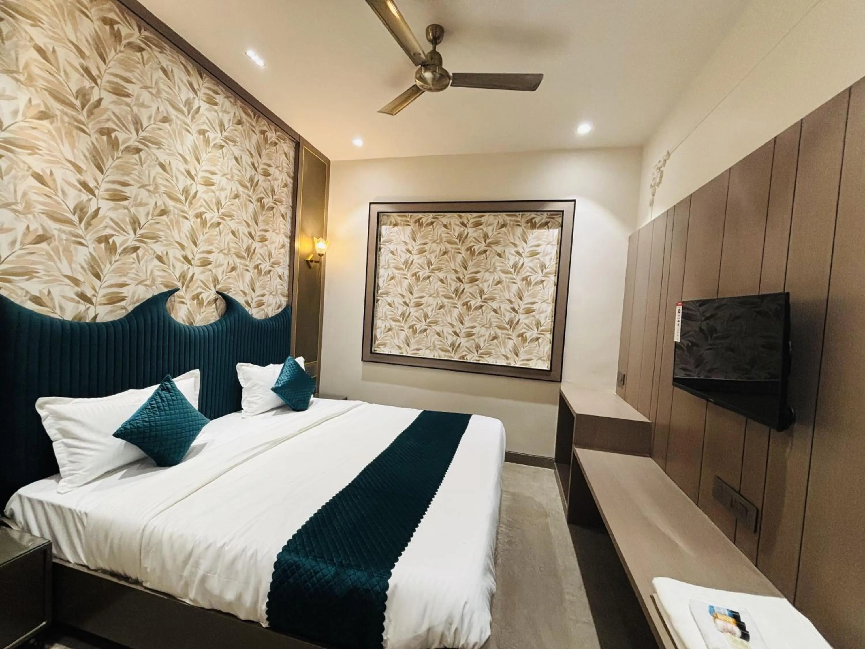 Bed in Hotel Royal Nest