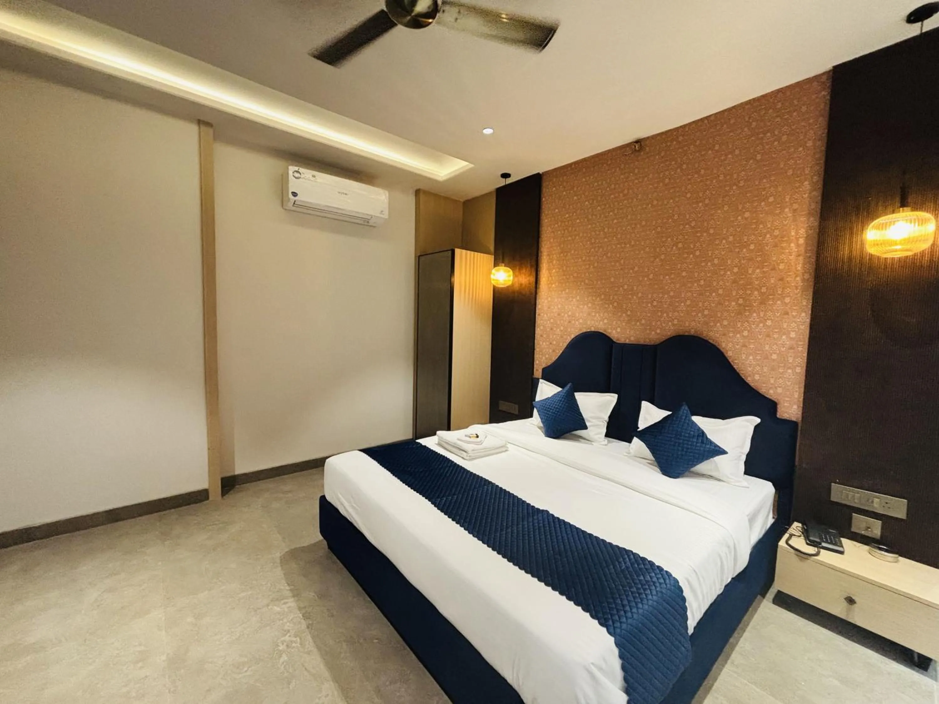 Bed in Hotel Royal Nest