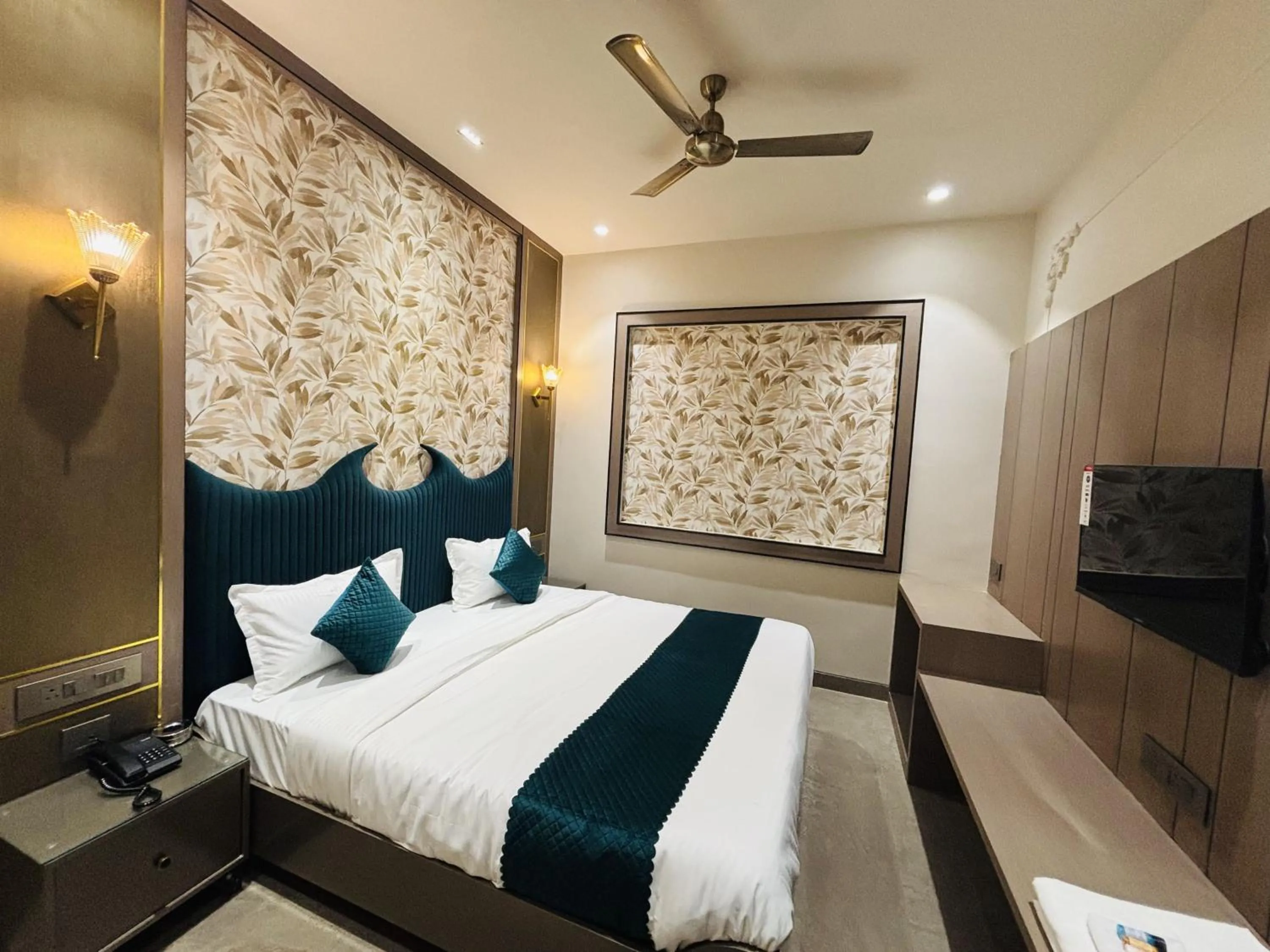 Bed in Hotel Royal Nest