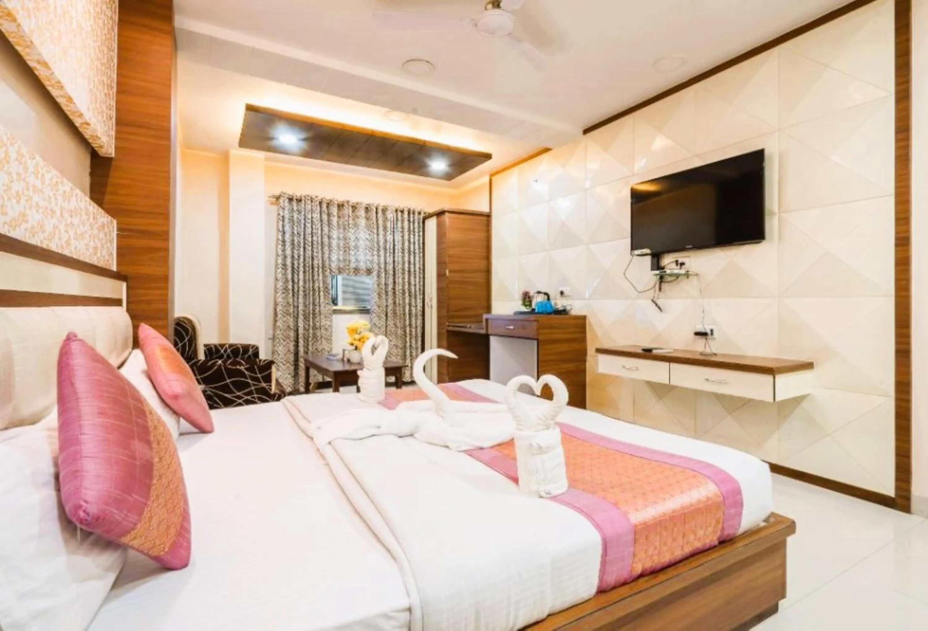 Bedroom, Bed in Hotel Manas Continental Gorakhpur