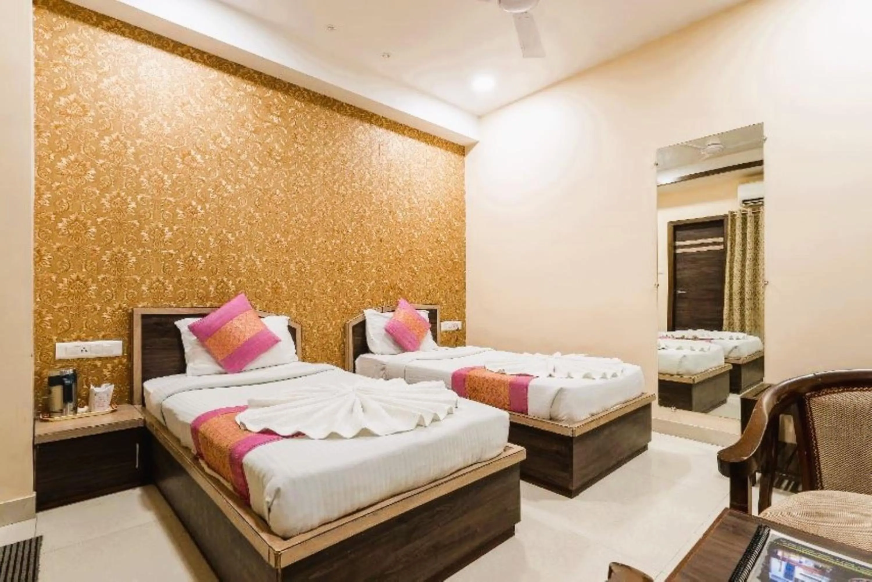 Bedroom, Bed in Hotel Manas Continental Gorakhpur