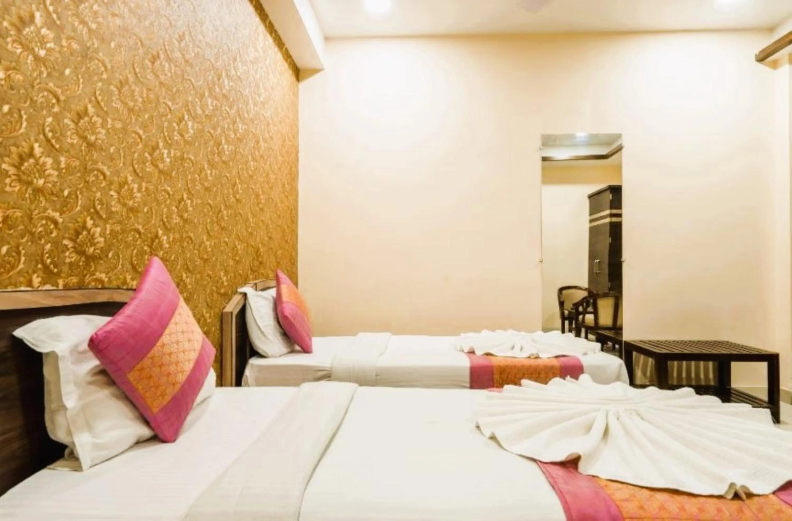 Bedroom, Bed in Hotel Manas Continental Gorakhpur