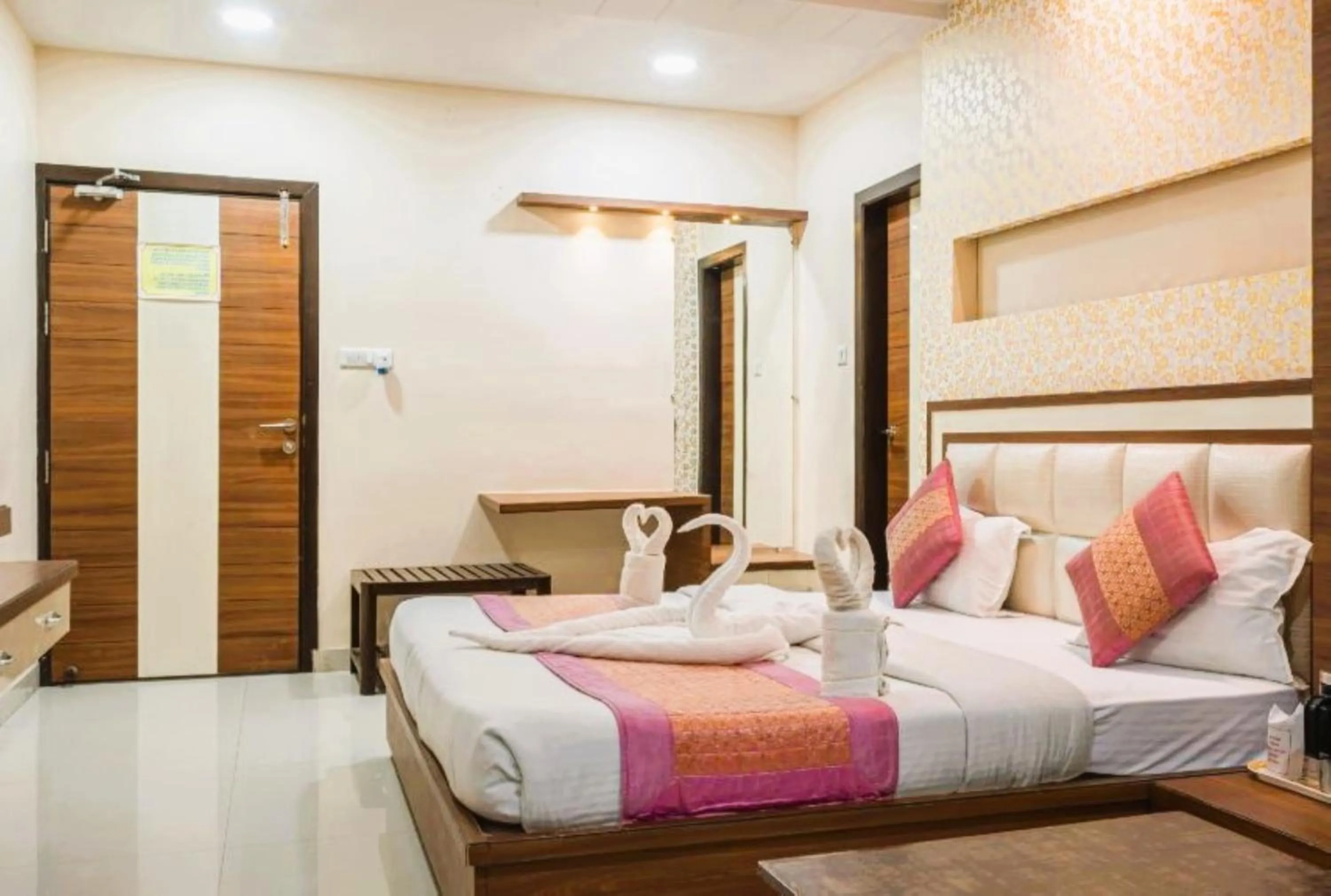 Bedroom, Bed in Hotel Manas Continental Gorakhpur