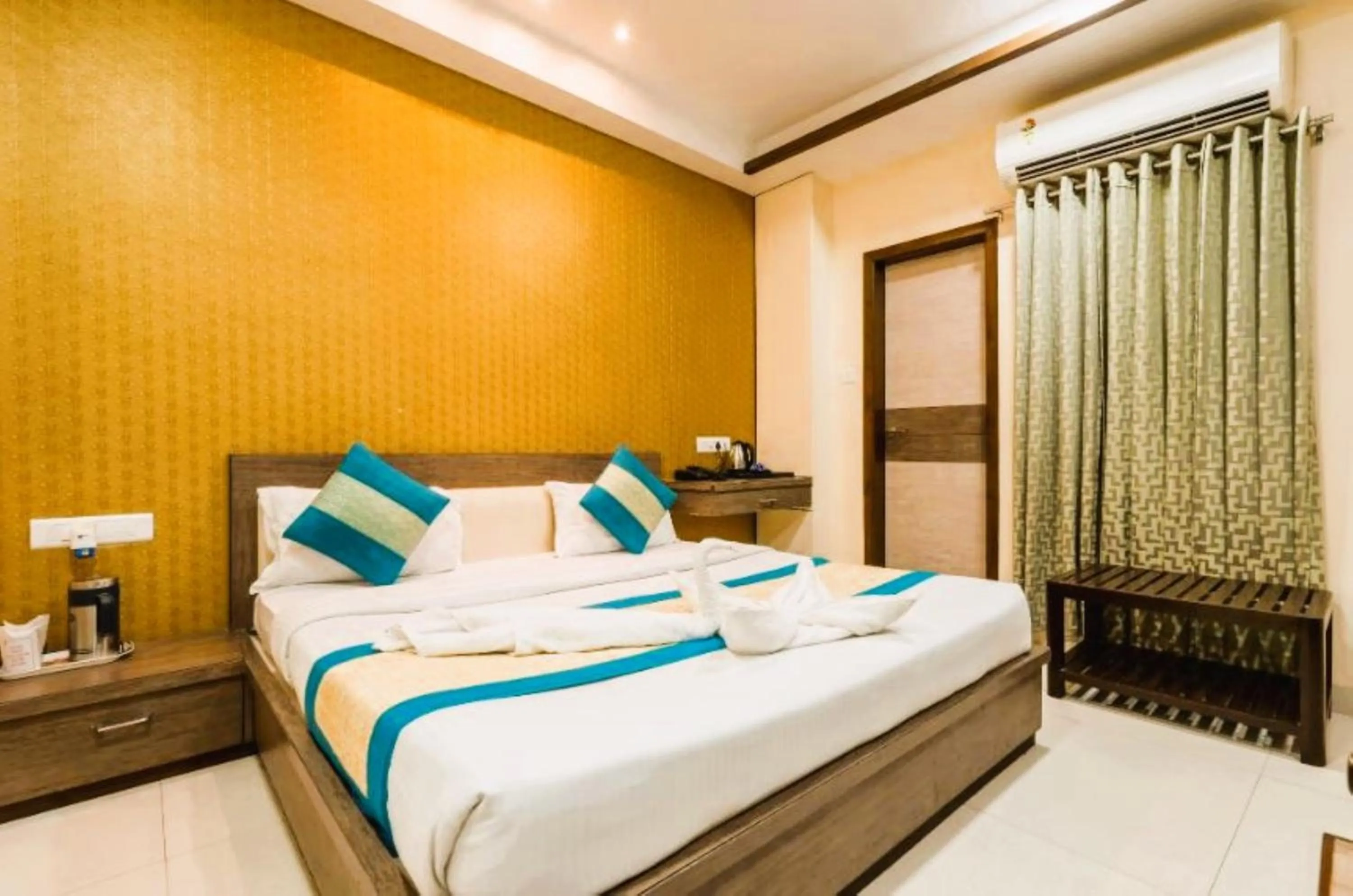 Bedroom, Bed in Hotel Manas Continental Gorakhpur