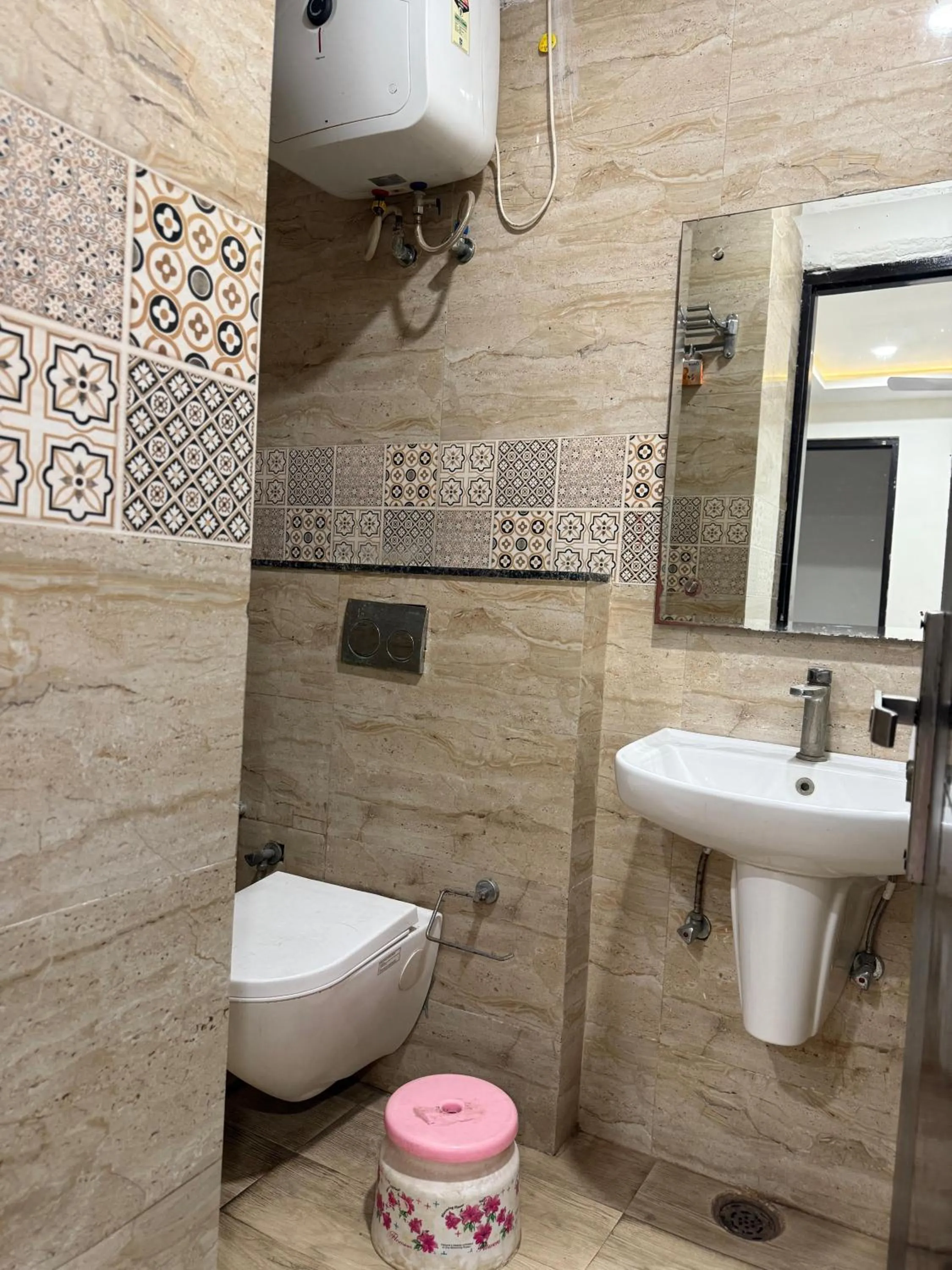 Shower in Hotel Lycoris