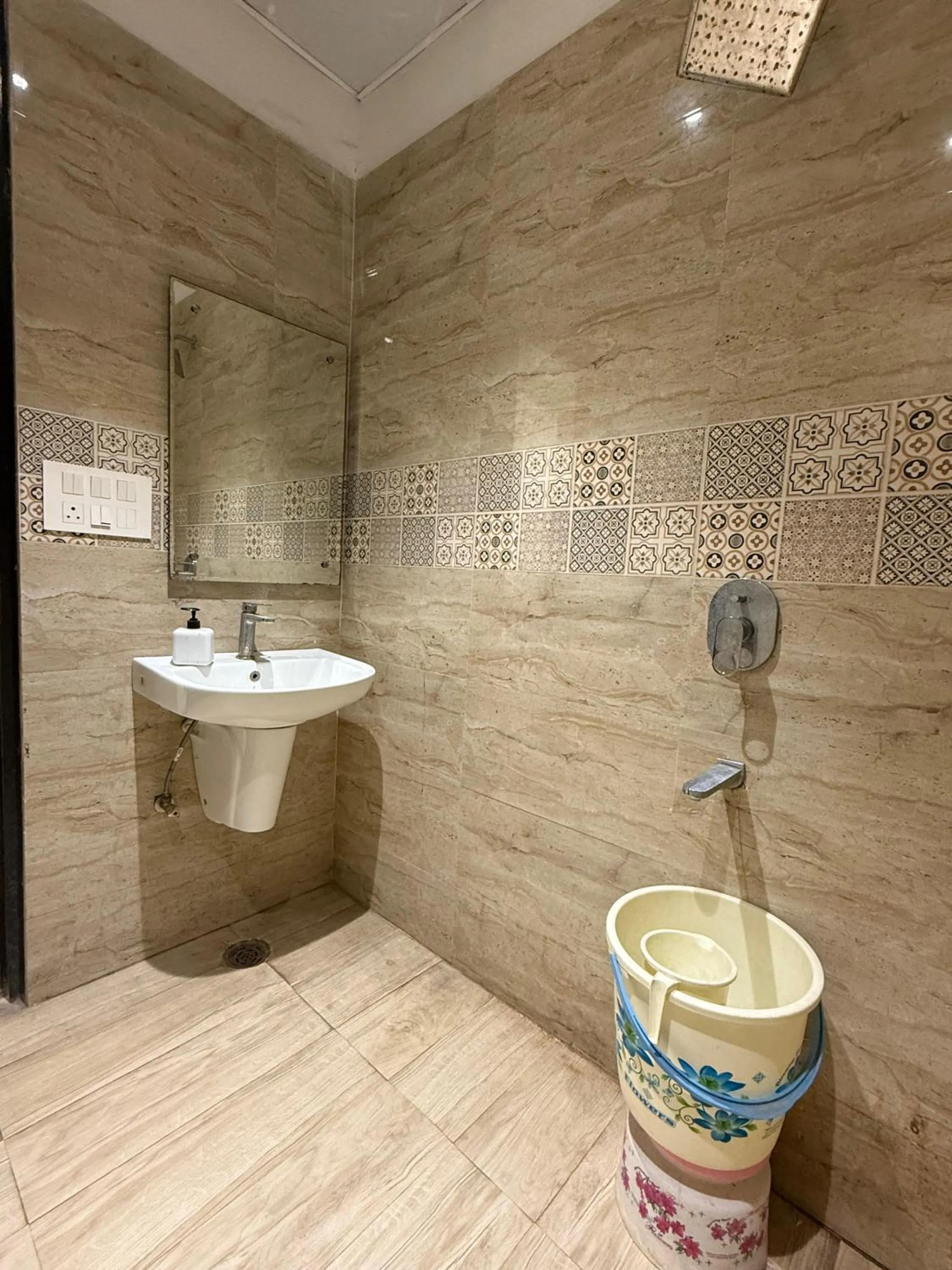 Shower in Hotel Lycoris