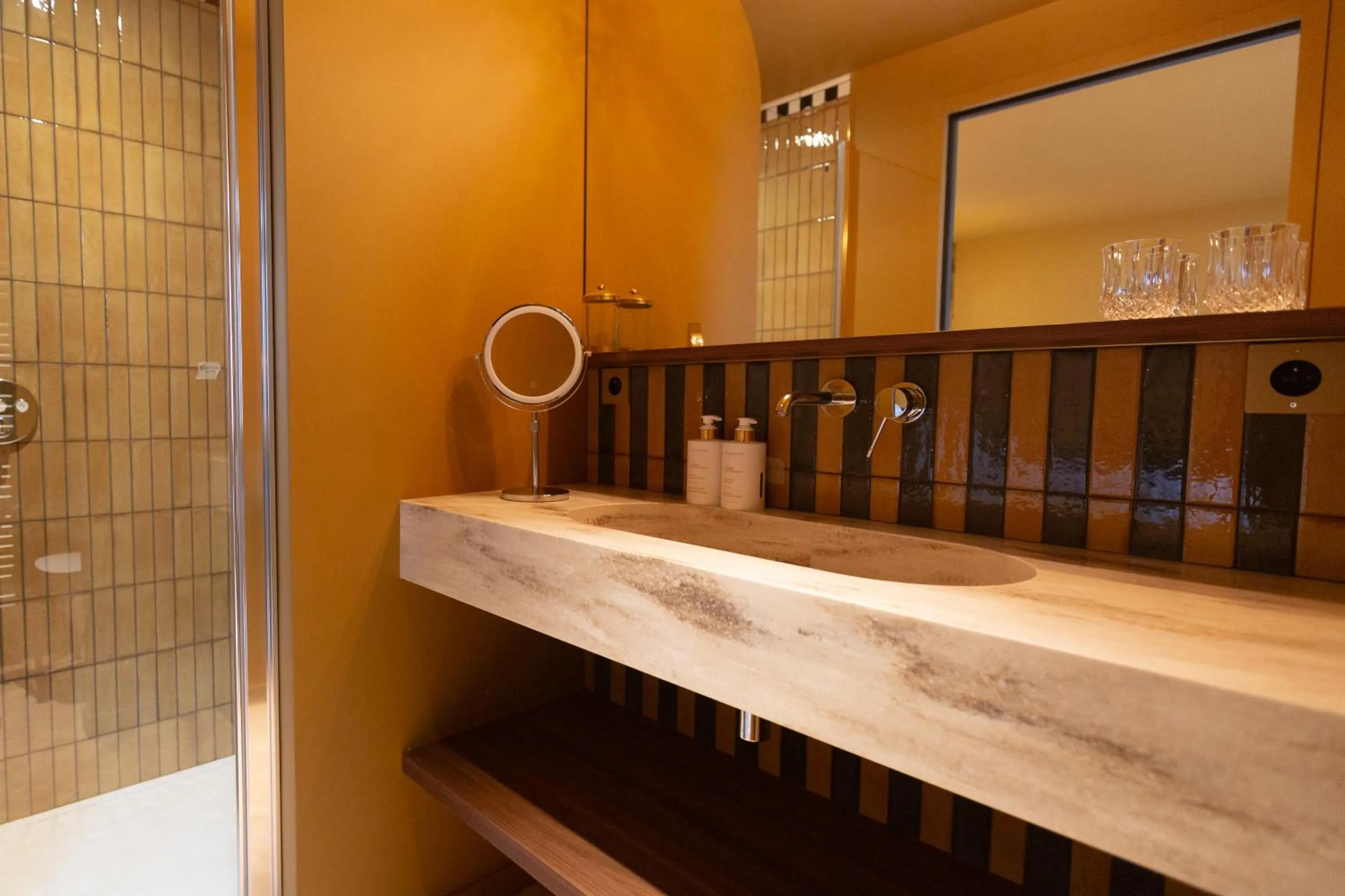 Shower in Hôtel La Particulière