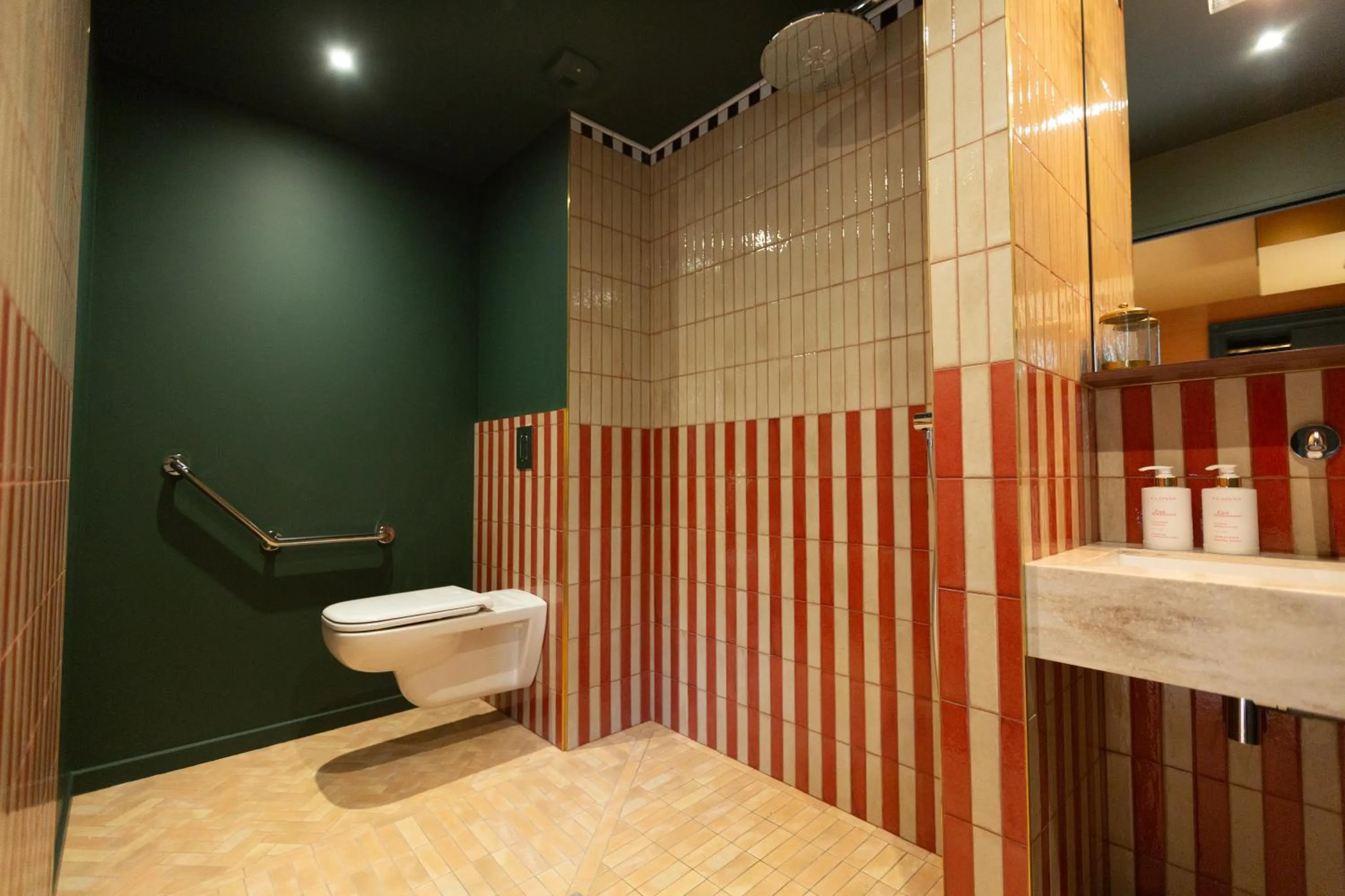 Shower in Hôtel La Particulière