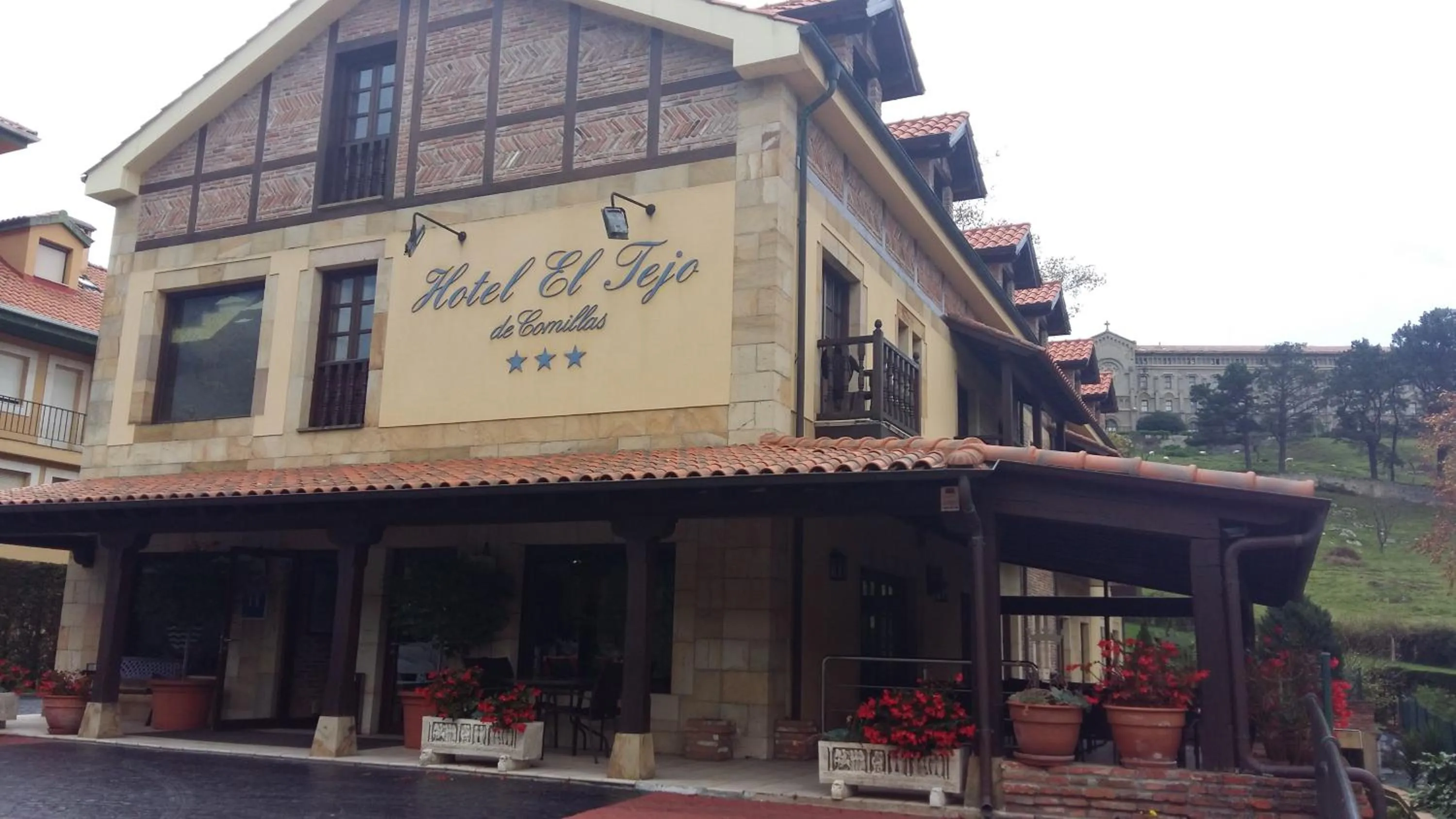 Facade/entrance in El Tejo de Comillas