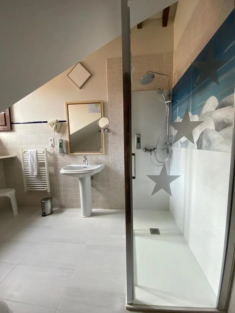 Shower in El Tejo de Comillas