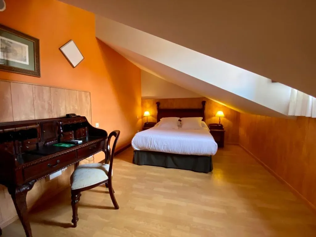 Photo of the whole room, Bed in El Tejo de Comillas