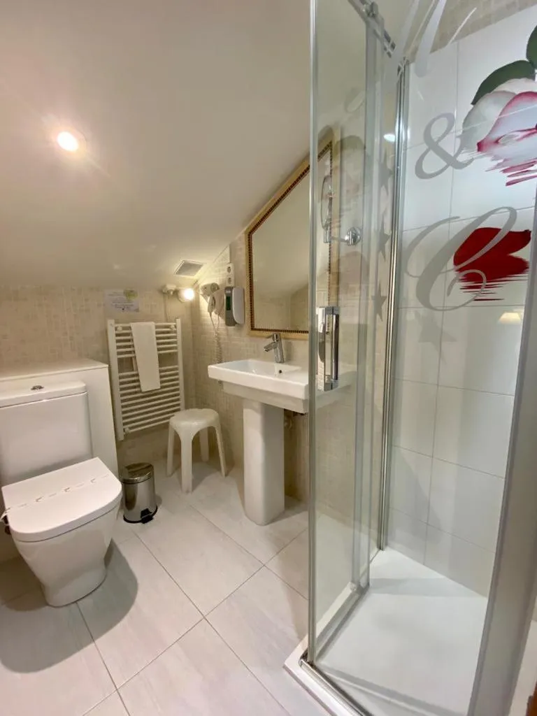 Shower in El Tejo de Comillas