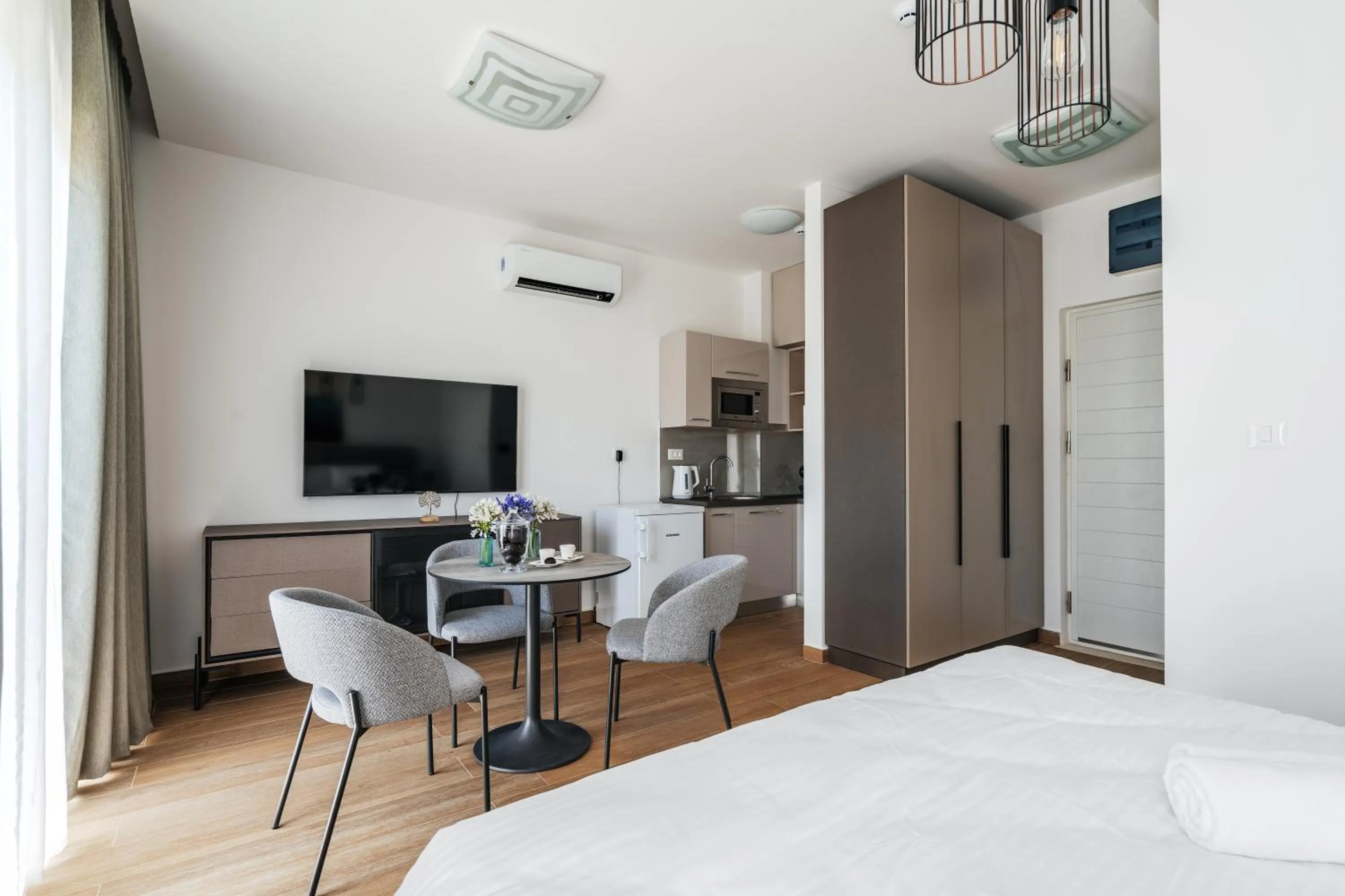 Photo of the whole room, Bed in Risan Bay