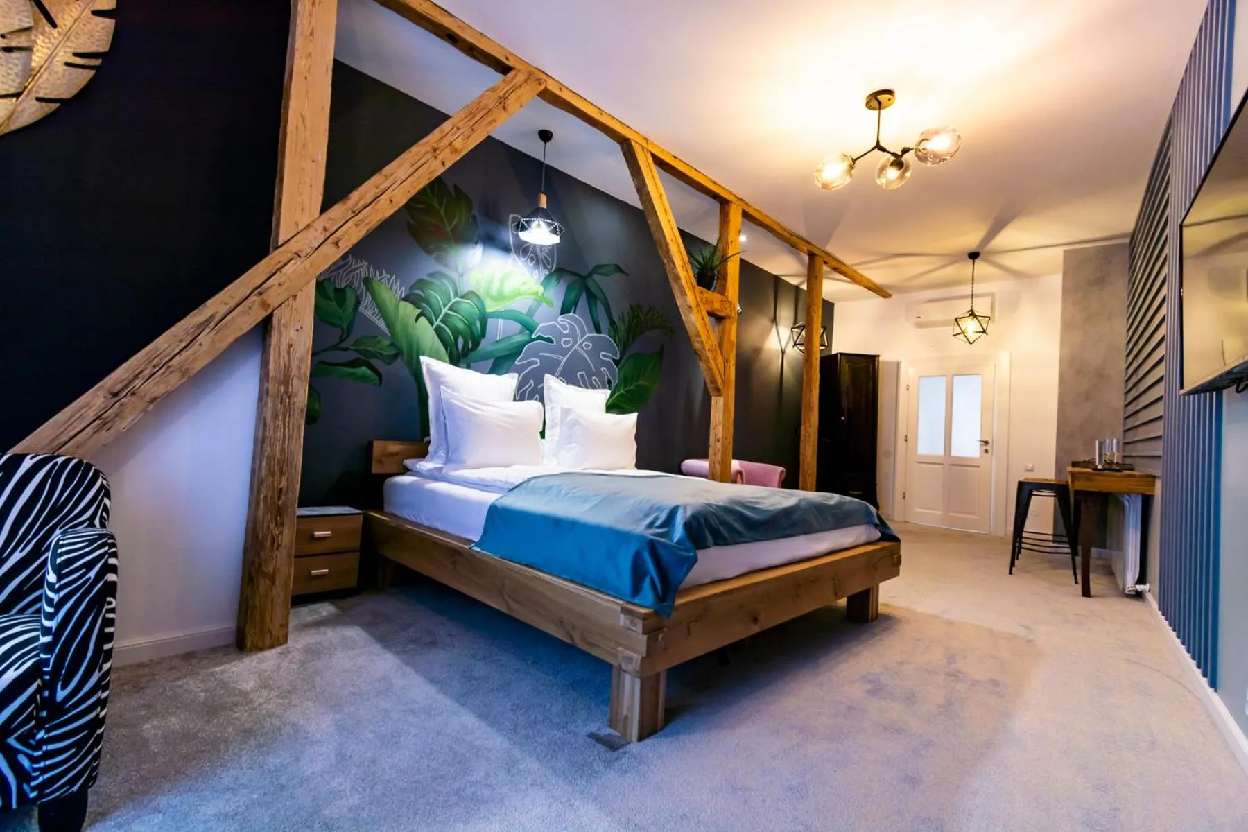 Photo of the whole room, Bed in Rabbit Hole