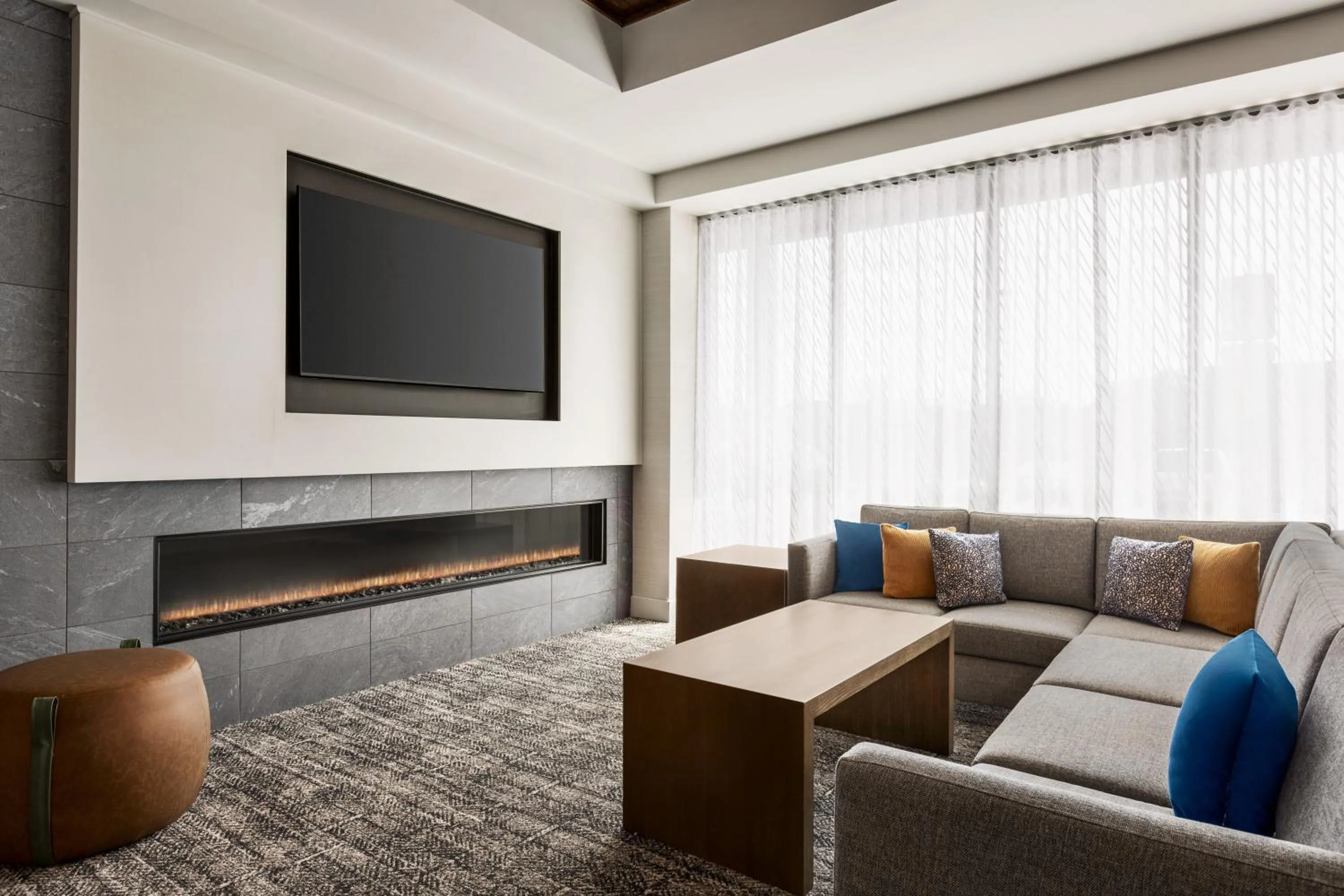 Communal lounge/ TV room in Staybridge Suites Indianapolis South - Greenwood by IHG