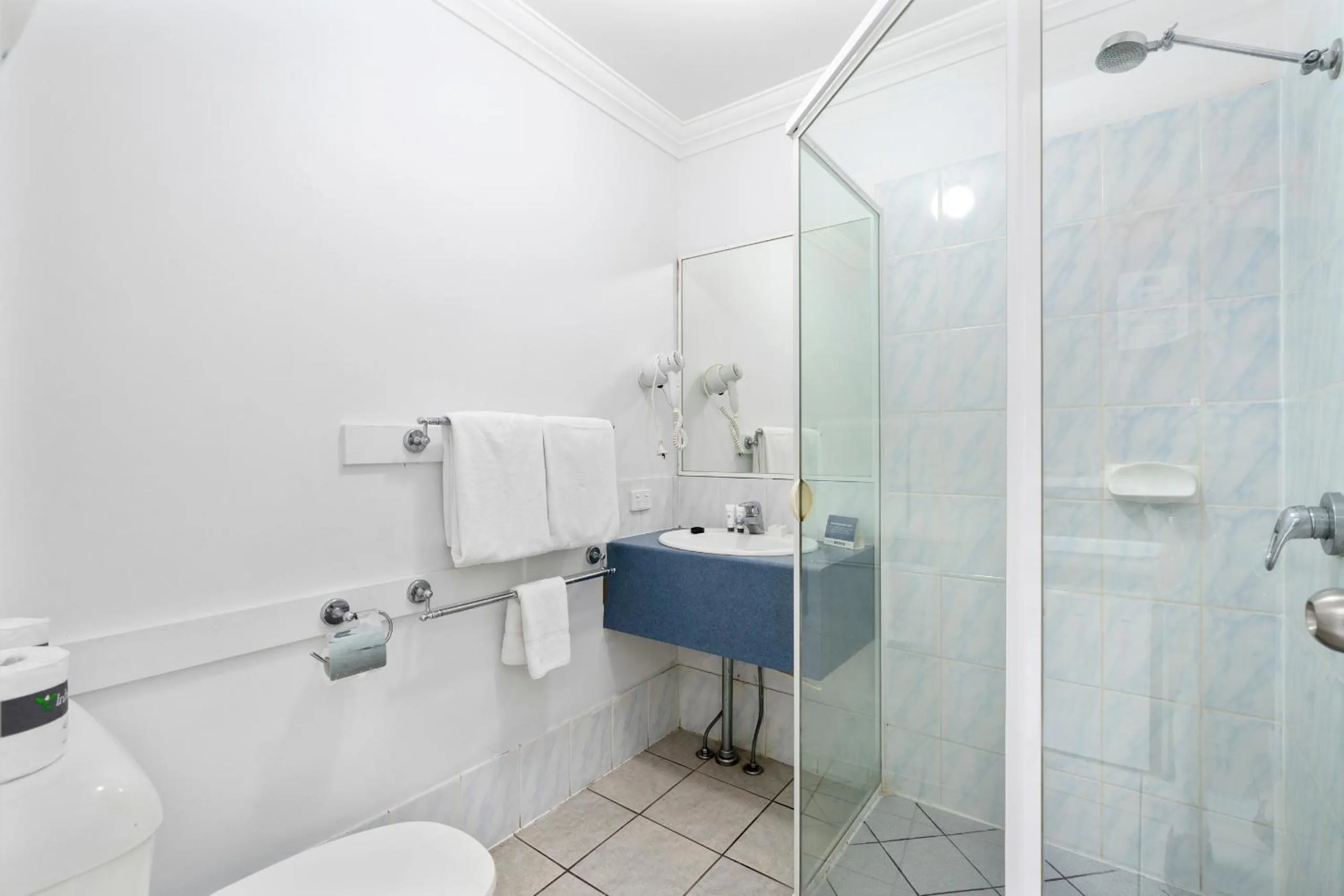 Shower in Econo Lodge Waterford