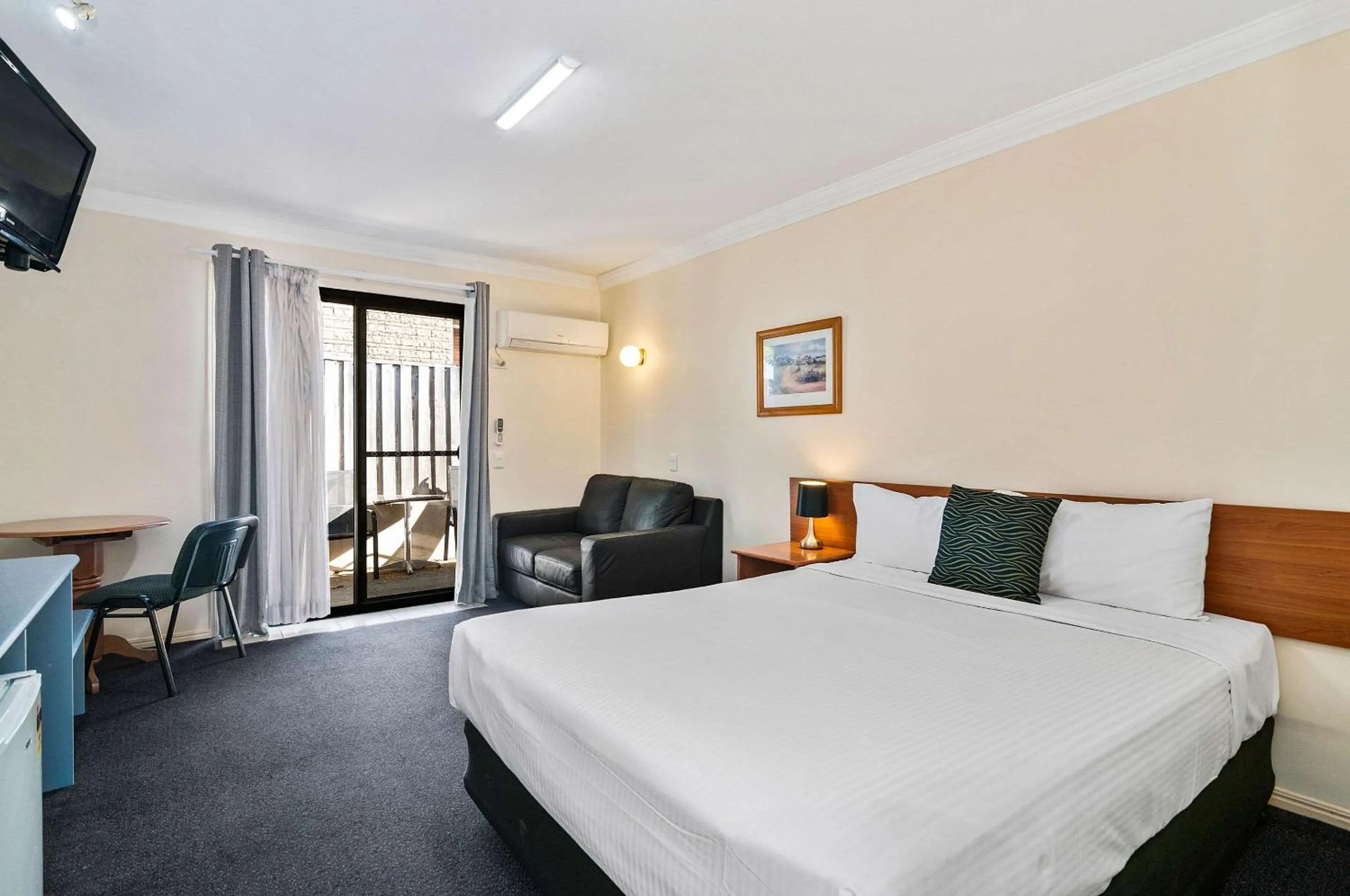 Bedroom, Bed in Econo Lodge Waterford