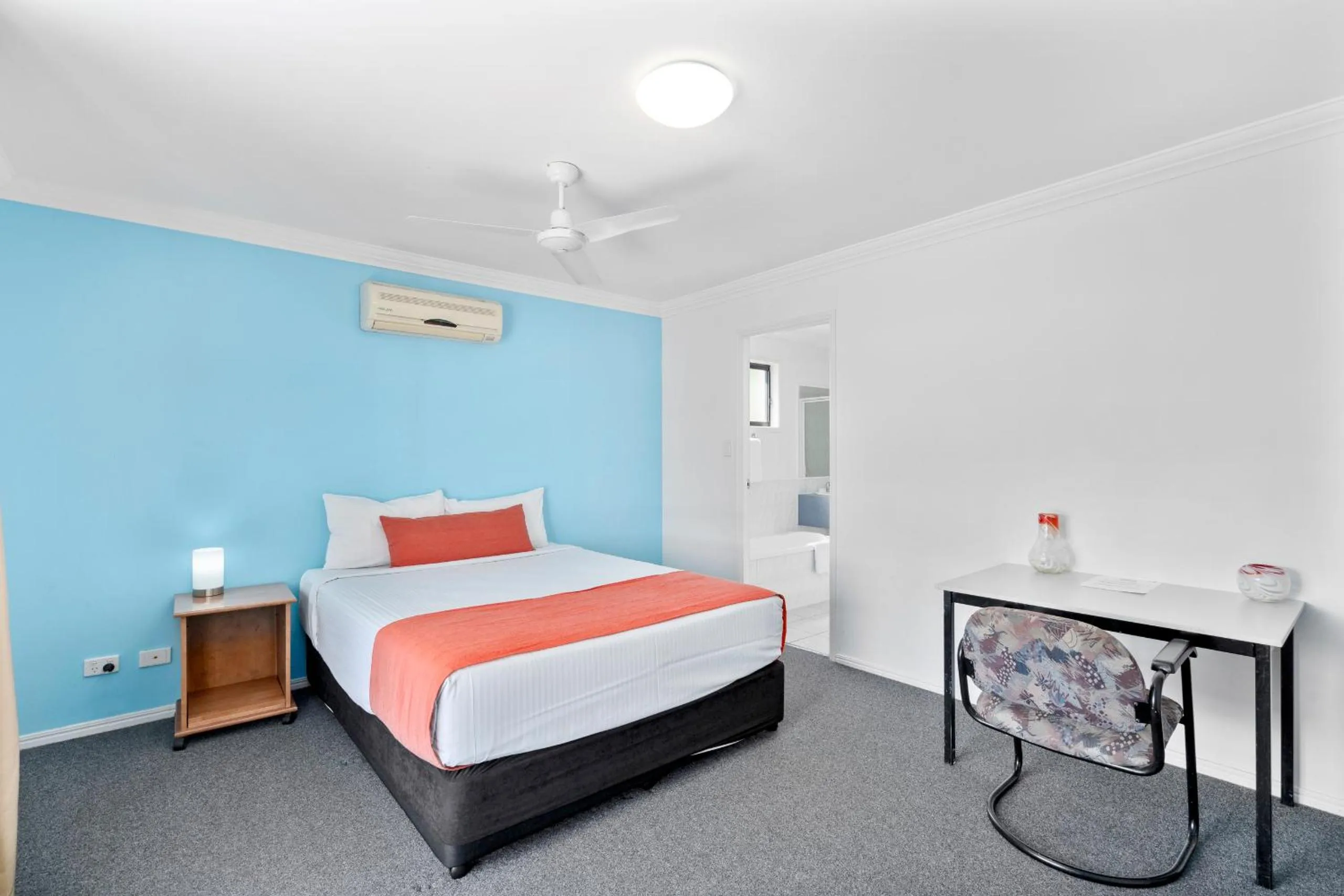 Bed in Econo Lodge Waterford