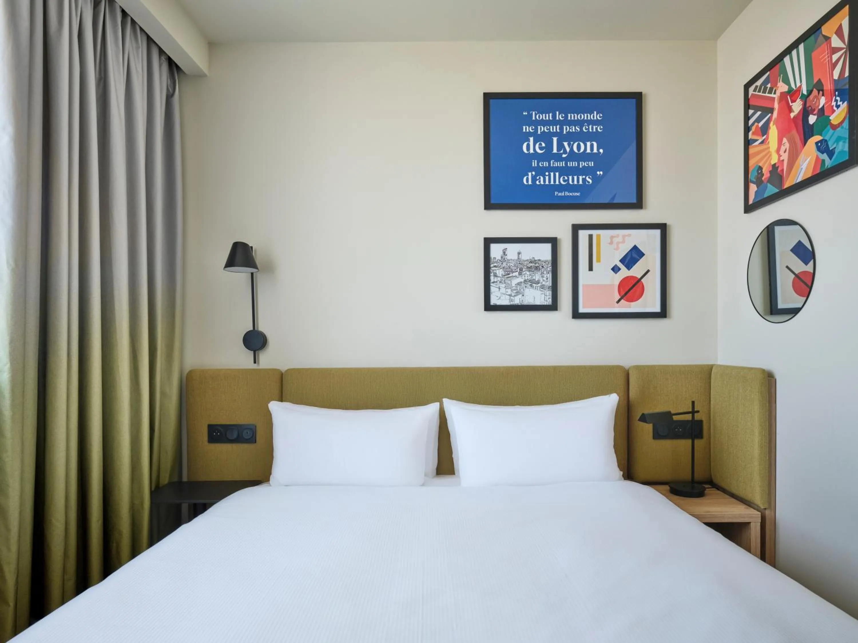 Bed in Hampton By Hilton Lyon Airport