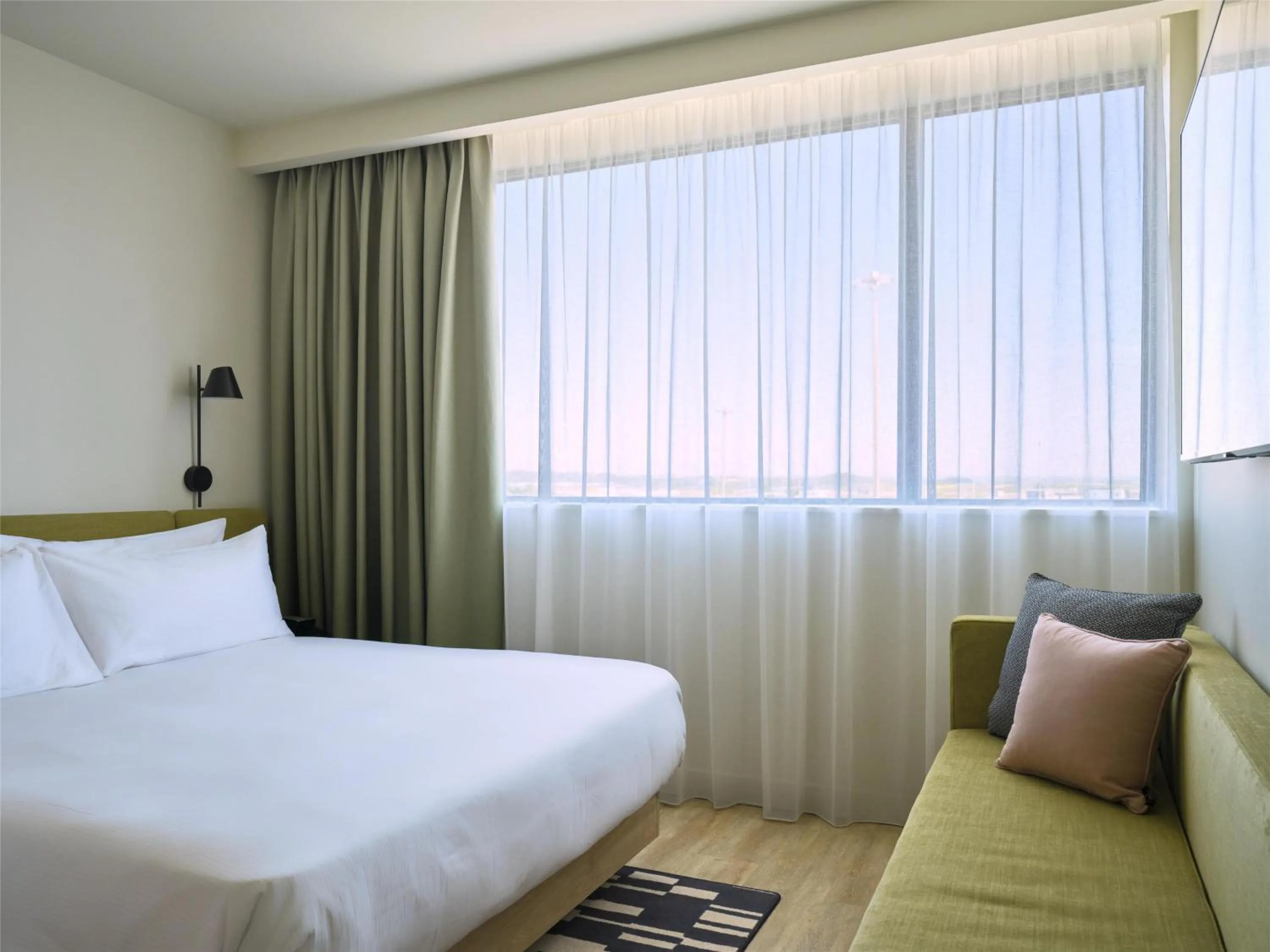 Bed in Hampton By Hilton Lyon Airport