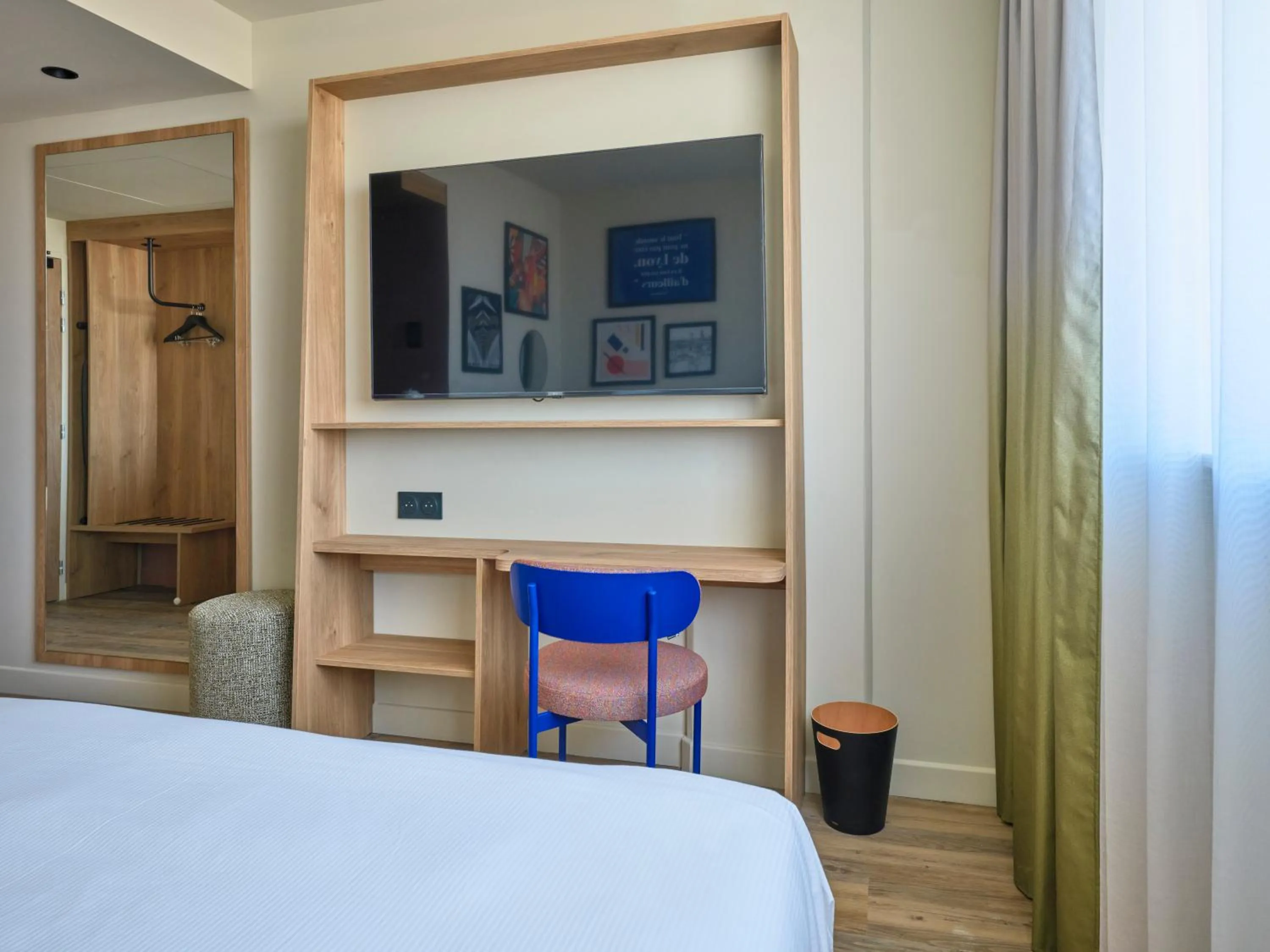 TV and multimedia, Bed in Hampton By Hilton Lyon Airport