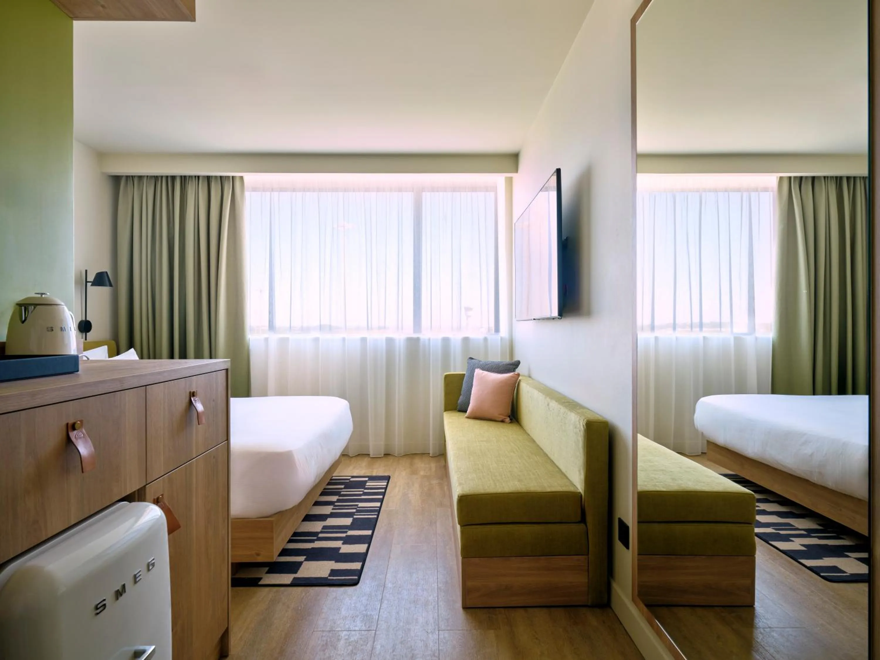 Bed in Hampton By Hilton Lyon Airport